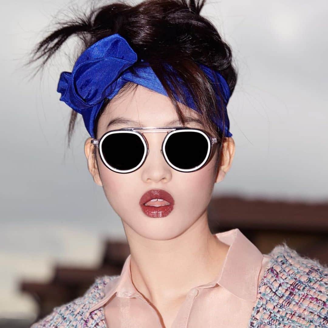 のインスタグラム：「the THIERRY LASRY “GHOSTY” in White Acetate & Silver Metal featured on @refinery29 styled by @katharina.kuehnholz & shot by @sarahalewtina.reimann  #thierrylasry #GHOSTY」