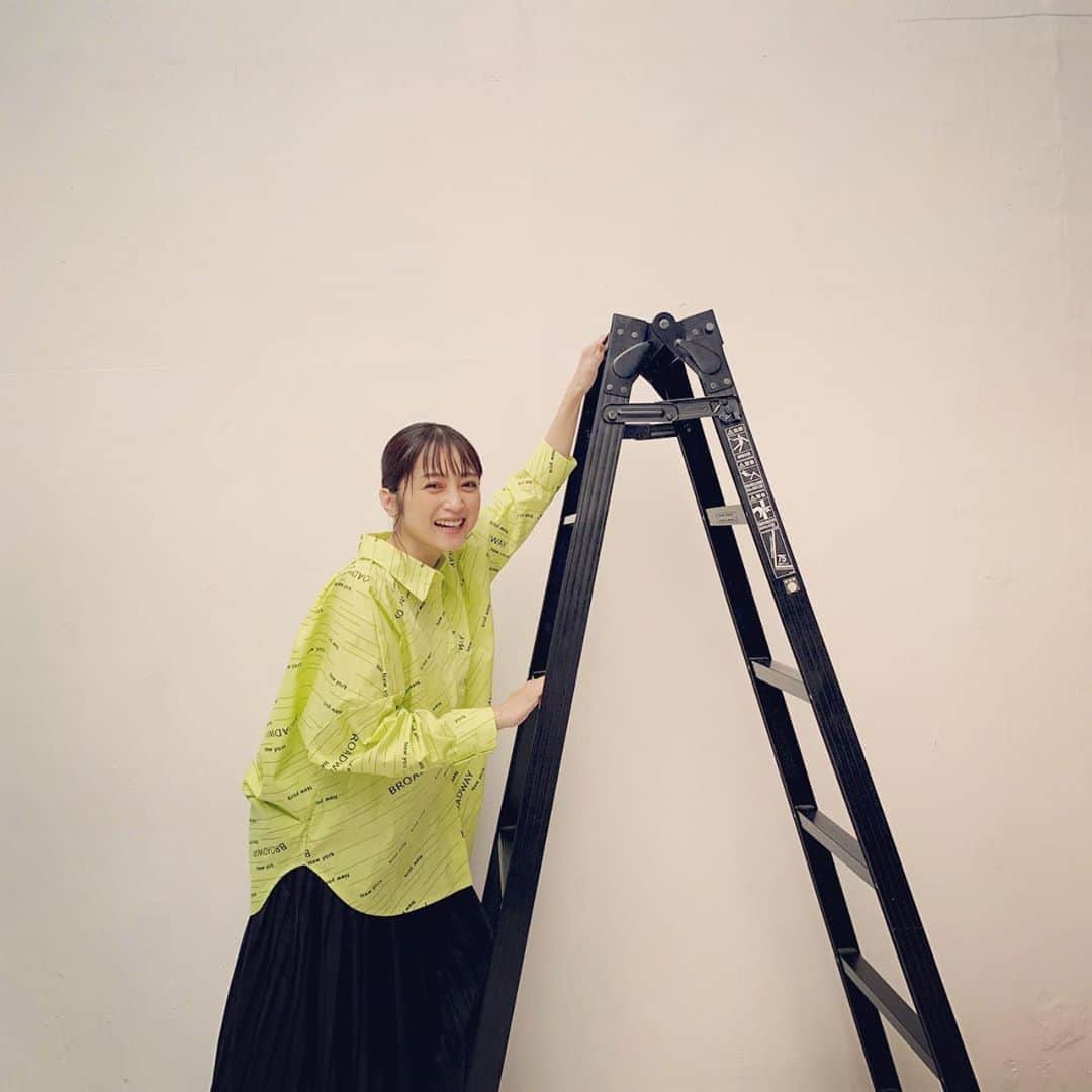 安達祐実さんのインスタグラム写真 - (安達祐実Instagram)「💛💛💛 #マネージャー前田氏 と #脚立を登るフリをする  という、 #謎の遊び」5月29日 21時55分 - _yumi_adachi