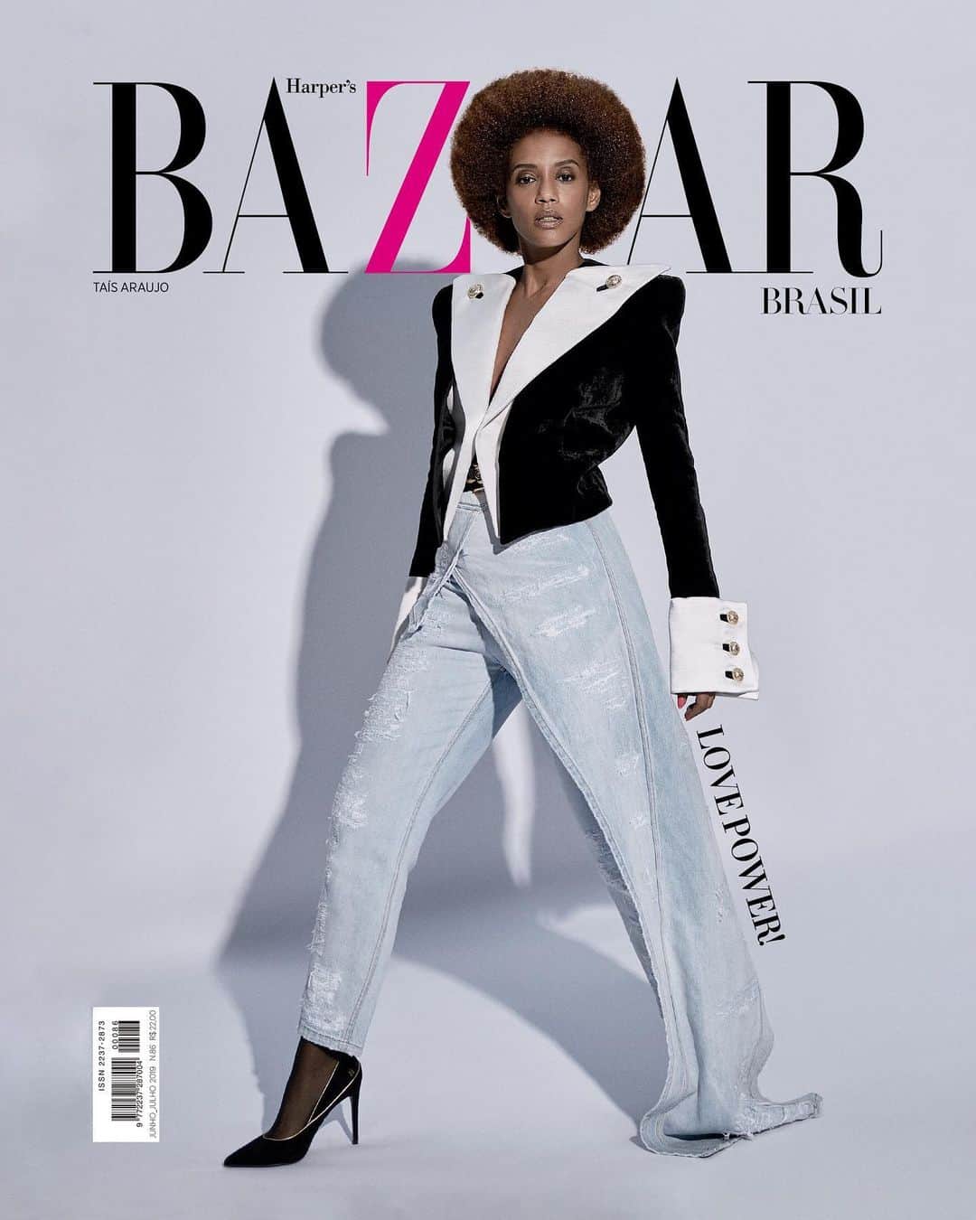 Tais Araújoさんのインスタグラム写真 - (Tais AraújoInstagram)「Vai aí mais uma capa da Bazaar, agora de jeans e jaqueta, bem basiquinha...😜 O bom é que tem 4 e tem pra todos os gostos! 🤪 Obrigada, @patriciacarta! Obrigada, @bazaarbr! 💕 . . . Fotos: @bobwolfenson  Edição de moda: @ritalazzarotti  Beleza:  @brazilrenata  Look: @balmain  Texto: @_lucianafranca_  Cabelo e coloração: @w.eliodorio  @belezaextraordinaria  #lorealhair #castingcremegloss Assessoria: @trigopress」5月29日 21時55分 - taisdeverdade