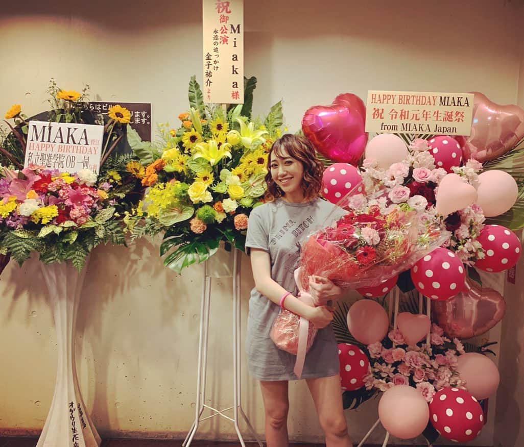 のインスタグラム：「今年の#生誕祭 ❣️平成ギャルのバースデーパーリー！無事に終わりました！ 足を運んでくれた皆様、本当にありがとうございました！！ 愛が溢れる空間にして頂き、今年も幸せでした！！本当に本当にありがとう🥺 ・ ・ ハプニングあり、ギャル姿ありwの、18曲歌いました✨ 楽しんでいただけたでしょうか😂 ・ ・ 今年もmyfansからのラババンが配られましたが、貰ってない方いますか？まだあるよw myfans、ケーキと花束渡すタイミングを逃したらしいので😂、後から受け取ったケーキは原型なくなってたけどw、次の日ちゃんと一人でお祝いしたよ😂w ・ ・ 今年もなんとか開催できて良かったです！みんながいての生誕祭なので、来年もまた開催できるように頑張りたいと思います！ ありがとうございました！！ すぺしゃるさんくすびっくらぶ！！ ・ ・ ・ #ワンマンライブ #バースデーライブ #誕生日 #ライブ #ありがとう #感謝 #幸せ #miaka」