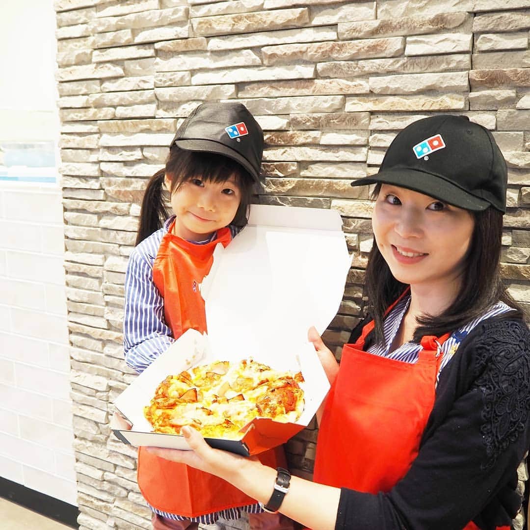 Kuboi Ayumiさんのインスタグラム写真 - (Kuboi AyumiInstagram)「親子で世界でひとつだけのオリジナルピザ作りをしてきました。 ･ ･ 【ドミノ・ピザ】では店頭で本格的なピザを手づくりできる 「ドミノ・ピザ アカデミー」を開催しているのをご存知でしょうか。  生地を伸ばすところからはじめて、ソースをぬったり 好きな具材をトッピング。  生地を作るのはちょっと難しくて、失敗しそうになってしまった娘でしたが スタッフさんが優しくフォローしてくれるので安心です。  具材はなんと好きなものを好きなだけのせられちゃう！ これには娘、大興奮でした。 ･  チーズはたっぷり、大好きなハムやえびをのせて…。 ･ オーブンに作ったピザを入れて、焼き上がりをドキドキしながら待ち できあがったピザは自分たちでカットして出来上がり。  デリバリーでは味わえない焼きたてのピザを食べられるのも魅力です。 晴れている日は作ったピザを持ってピクニックも良さそう！  帽子とエプロンは記念にプレゼントしてくれます。  おうちでもピザ作りしたいとご機嫌に。 とても楽しかったようで今度はお友達とピザづくりがしたいんだそう。 ･ 「ドミノ・ピザ アカデミー」は、小さいお子様がいらっしゃる方には本当におすすめのイベントです。  知育や職業体験にもなりますよ。  やってみたいな！という方はぜひ、近くの店舗に確認してみてくださいね。  #ドミノピザ  #dominopizza  #pizza #ピザランチ #ピザ #lunch #ピザアカデミー #ピザはかせ  @dominos_jp」5月29日 21時58分 - himekagami