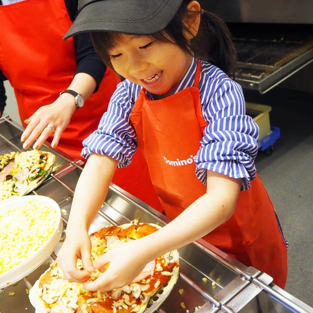Kuboi Ayumiさんのインスタグラム写真 - (Kuboi AyumiInstagram)「親子で世界でひとつだけのオリジナルピザ作りをしてきました。 ･ ･ 【ドミノ・ピザ】では店頭で本格的なピザを手づくりできる 「ドミノ・ピザ アカデミー」を開催しているのをご存知でしょうか。  生地を伸ばすところからはじめて、ソースをぬったり 好きな具材をトッピング。  生地を作るのはちょっと難しくて、失敗しそうになってしまった娘でしたが スタッフさんが優しくフォローしてくれるので安心です。  具材はなんと好きなものを好きなだけのせられちゃう！ これには娘、大興奮でした。 ･  チーズはたっぷり、大好きなハムやえびをのせて…。 ･ オーブンに作ったピザを入れて、焼き上がりをドキドキしながら待ち できあがったピザは自分たちでカットして出来上がり。  デリバリーでは味わえない焼きたてのピザを食べられるのも魅力です。 晴れている日は作ったピザを持ってピクニックも良さそう！  帽子とエプロンは記念にプレゼントしてくれます。  おうちでもピザ作りしたいとご機嫌に。 とても楽しかったようで今度はお友達とピザづくりがしたいんだそう。 ･ 「ドミノ・ピザ アカデミー」は、小さいお子様がいらっしゃる方には本当におすすめのイベントです。  知育や職業体験にもなりますよ。  やってみたいな！という方はぜひ、近くの店舗に確認してみてくださいね。  #ドミノピザ  #dominopizza  #pizza #ピザランチ #ピザ #lunch #ピザアカデミー #ピザはかせ  @dominos_jp」5月29日 21時58分 - himekagami
