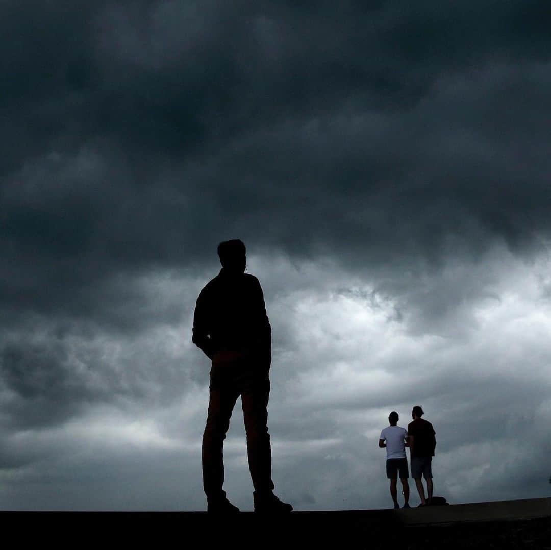 NBC Newsさんのインスタグラム写真 - (NBC NewsInstagram)「People watch from the #LibertyMemorial as a storm approached downtown #KansasCity, #Missouri, on Tuesday. Click the link in our bio to read about the severe weather threatening the Midwest and the Great Plains. . 📷 Charlie Riedel / @apnews」5月29日 22時09分 - nbcnews