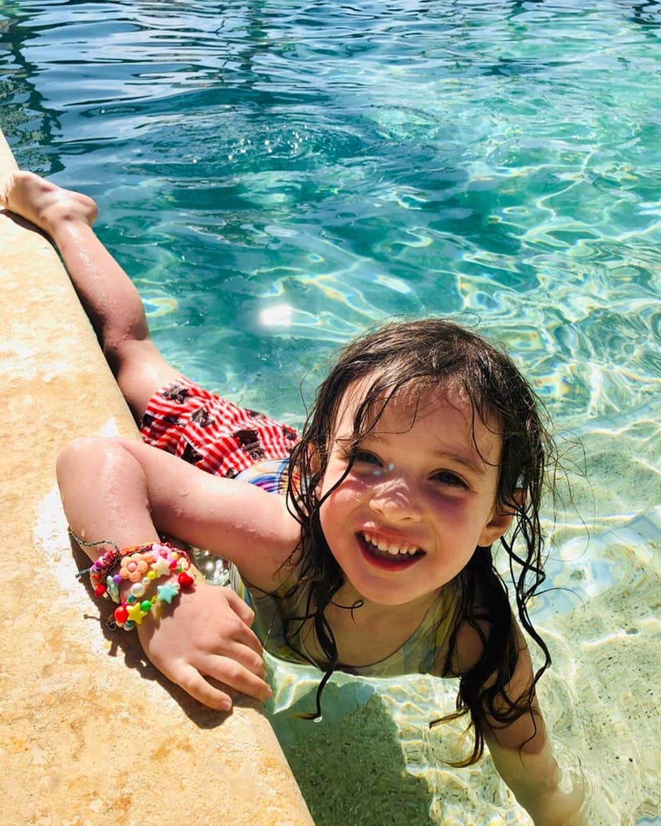 ダニジョーのインスタグラム：「All smiles poolside ☀️ Margaux wearing the Katie “Daughter” bracelet • tap to shop #dannijokids」
