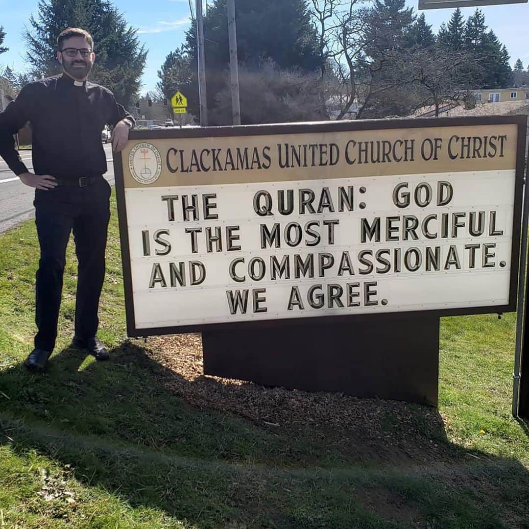 CNNさんのインスタグラム写真 - (CNNInstagram)「This Oregon church turns heads with its street signs that slam white supremacy, back transgender rights and urge tolerance toward Muslims. "People are thirsty to know they are loved," said Rev. Adam Ericksen, the pastor at Clackamas United Church of Christ. Drivers honk in support as they go by, and the signs have a been a huge hit on social media, some getting more than 10,000 shares on Facebook. "We've gotten hundreds of messages, including from transgender people who say they wish they had a church like this in their area," Ericksen said.」5月29日 22時05分 - cnn