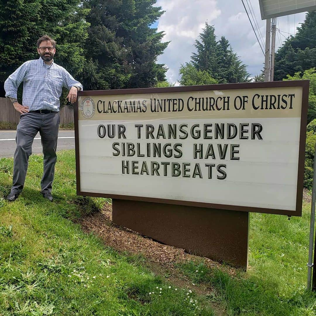 CNNさんのインスタグラム写真 - (CNNInstagram)「This Oregon church turns heads with its street signs that slam white supremacy, back transgender rights and urge tolerance toward Muslims. "People are thirsty to know they are loved," said Rev. Adam Ericksen, the pastor at Clackamas United Church of Christ. Drivers honk in support as they go by, and the signs have a been a huge hit on social media, some getting more than 10,000 shares on Facebook. "We've gotten hundreds of messages, including from transgender people who say they wish they had a church like this in their area," Ericksen said.」5月29日 22時05分 - cnn