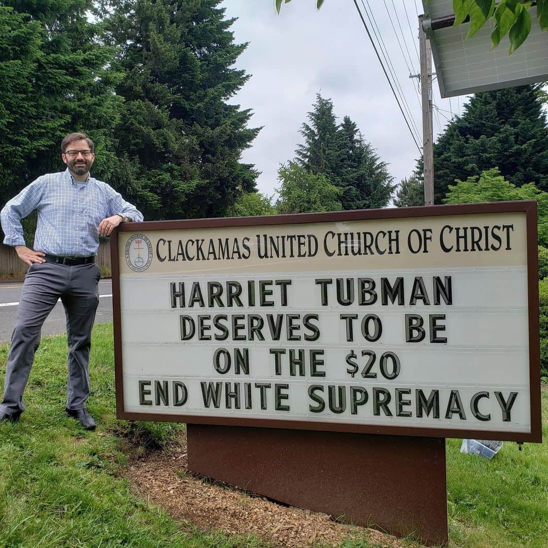 CNNさんのインスタグラム写真 - (CNNInstagram)「This Oregon church turns heads with its street signs that slam white supremacy, back transgender rights and urge tolerance toward Muslims. "People are thirsty to know they are loved," said Rev. Adam Ericksen, the pastor at Clackamas United Church of Christ. Drivers honk in support as they go by, and the signs have a been a huge hit on social media, some getting more than 10,000 shares on Facebook. "We've gotten hundreds of messages, including from transgender people who say they wish they had a church like this in their area," Ericksen said.」5月29日 22時05分 - cnn