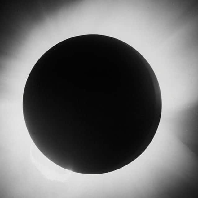 アルベルト・アインシュタインさんのインスタグラム写真 - (アルベルト・アインシュタインInstagram)「This day in history: 100 years ago today, this photo of the solar eclipse of May 29, 1919, helped prove the theory of general relativity and made Einstein famous overnight. Find out more at bit.ly/einsteineclipse  #solar #eclipse #100 #anniversary #physics #einstein」5月29日 22時06分 - alberteinstein