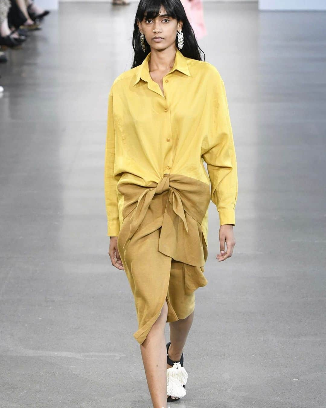 トームさんのインスタグラム写真 - (トームInstagram)「Kicking off #everywomanwednesday with 75% to 85% off #sustainable #everywoman styles like our favorite look from the #SS19 #runway:  #organic cotton / flax shirt, worn layered over matching #eco linen skirt! #freeshipping within the #USA and #FREE international shipping for orders over $500 Click 🔗 in bio to #SHOP the most amazing discounts for #everywoman」5月29日 22時18分 - tomenyc