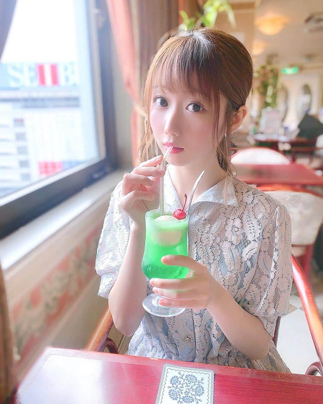 大谷映美里さんのインスタグラム写真 - (大谷映美里Instagram)「🍨🍈🍨🍈 ㅤㅤㅤㅤㅤㅤㅤㅤㅤㅤㅤㅤㅤ レトロな喫茶店で #クリームソーダ 🍒 ㅤㅤㅤㅤㅤㅤㅤㅤㅤㅤㅤㅤㅤ 今日はみりママのお誕生日でした〜🎂 Twitterではいつのまにかハッシュタグも 作っていただき、ありがとうございます。😂💕 ㅤㅤㅤㅤㅤㅤㅤㅤㅤㅤㅤㅤㅤ 皆さんからの言葉に喜んでいました！ いつもありがとう〜💝 SNSの写真もほとんど母が撮ってくれてます😌 ㅤㅤㅤㅤㅤㅤㅤㅤㅤㅤㅤㅤㅤ 2枚目かわいい👧🏻笑 ㅤㅤㅤㅤㅤㅤㅤㅤㅤㅤㅤㅤㅤ」5月29日 22時18分 - otani_emiri