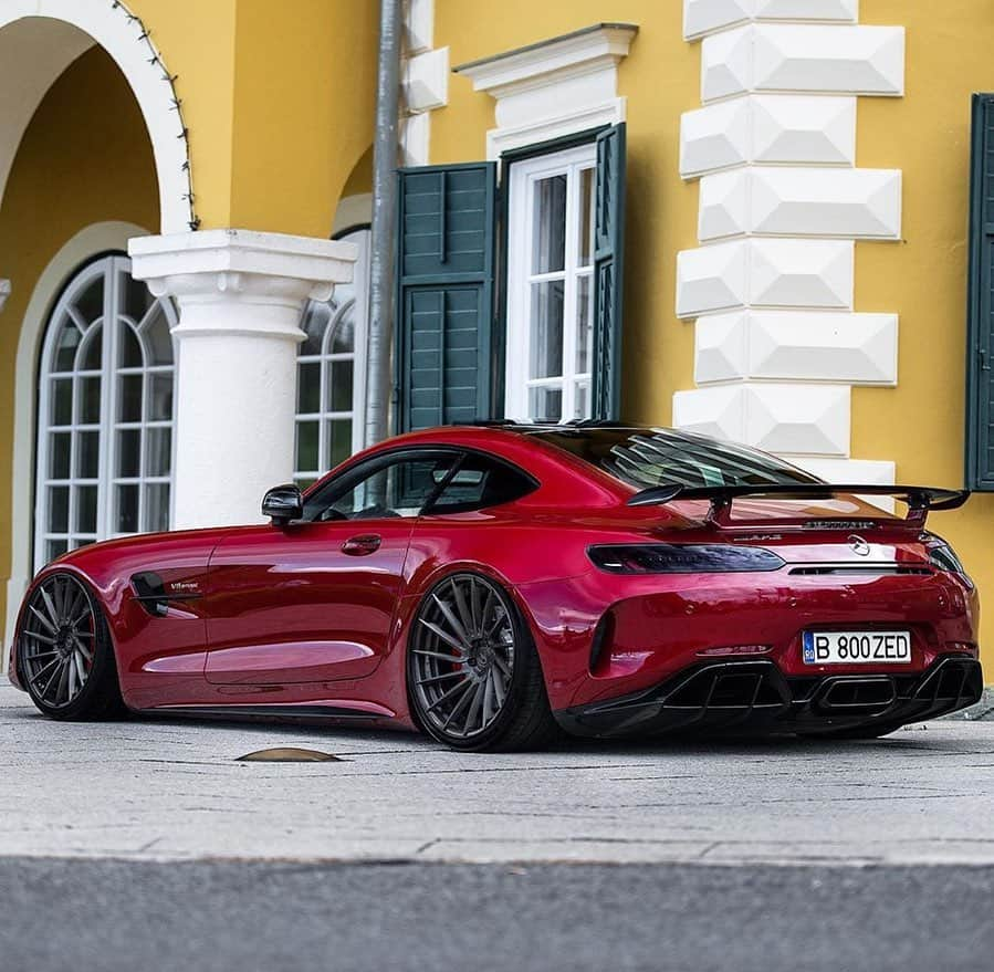 CARLiFESTYLEさんのインスタグラム写真 - (CARLiFESTYLEInstagram)「Slammed AMG GT R. 👍🏼or👎🏼? Photo by @srs_swissrichstreets #carlifestyle @zedsly」5月29日 22時10分 - carlifestyle