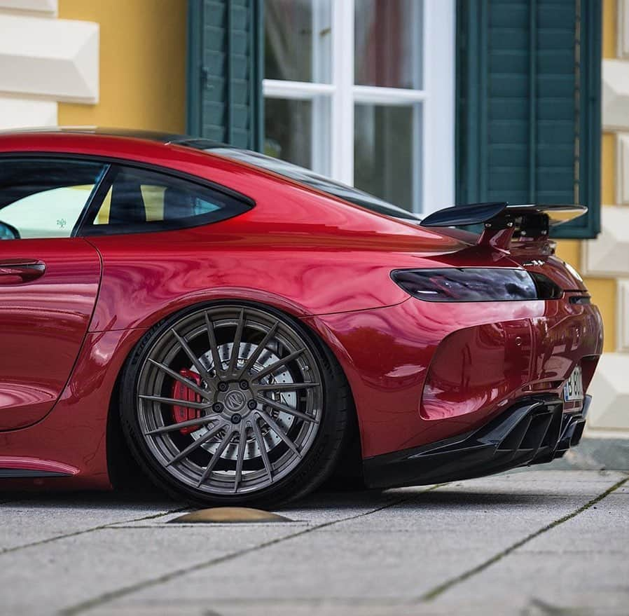 CARLiFESTYLEさんのインスタグラム写真 - (CARLiFESTYLEInstagram)「Slammed AMG GT R. 👍🏼or👎🏼? Photo by @srs_swissrichstreets #carlifestyle @zedsly」5月29日 22時10分 - carlifestyle