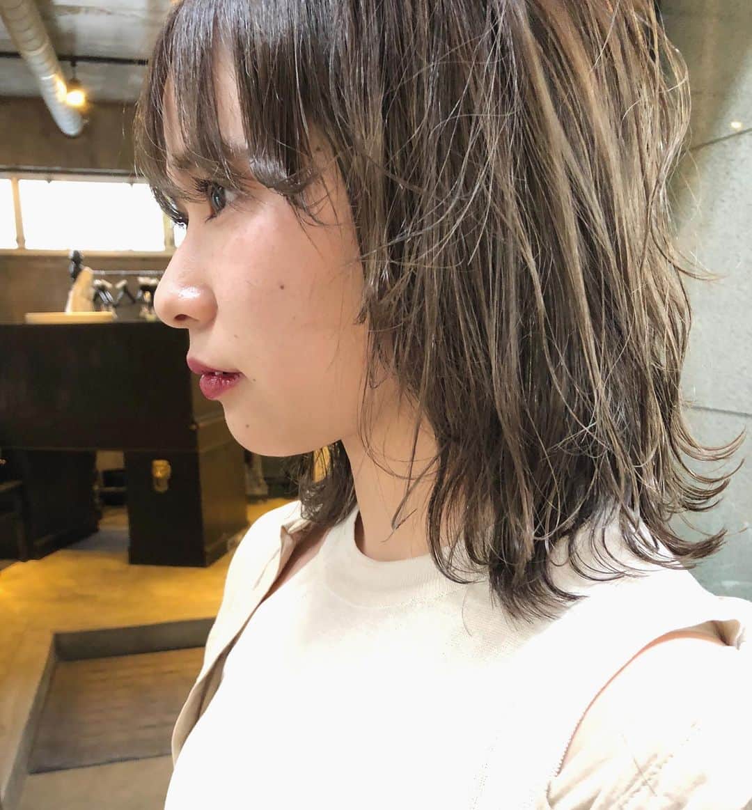 カワシリアツシのインスタグラム：「ちえみさん @cyoshi___ カットしてカラー☺︎ ・ ・ ・ ・ブリーチの回数がわからない。 ・値段が気になる。 ・ダメージが心配。など なんでもご気軽にご相談ください😊 ・ ご予約やご相談はURLもしくはDM・LINEにて待ちしております🙆‍♂️ ・ ・ ・ ご予約はトップページURLをクリック😊 もしくはDMください✉️ ・ ネットで×になってても お取りできるお時間もございますので、 ご気軽にご相談ください🙆‍♂️ ・  #アディクシー #イルミナカラー  #外国人風カラー #ミニボブ #切りっぱなしボブ #ハイライト #外ハネ #グラデーション #外国人風 #ポートレート #美容室 #美容院 #美容学生 #撮影 #東京 #渋谷  #ショートヘア #グレージュ  #ブルージュ #ブリーチ #portrait #フィルムカメラ #hairstyle #ショートカット #haircolor #ハイトーン #데일리룩 #时尚 #แฟชั่น#デジキュア」