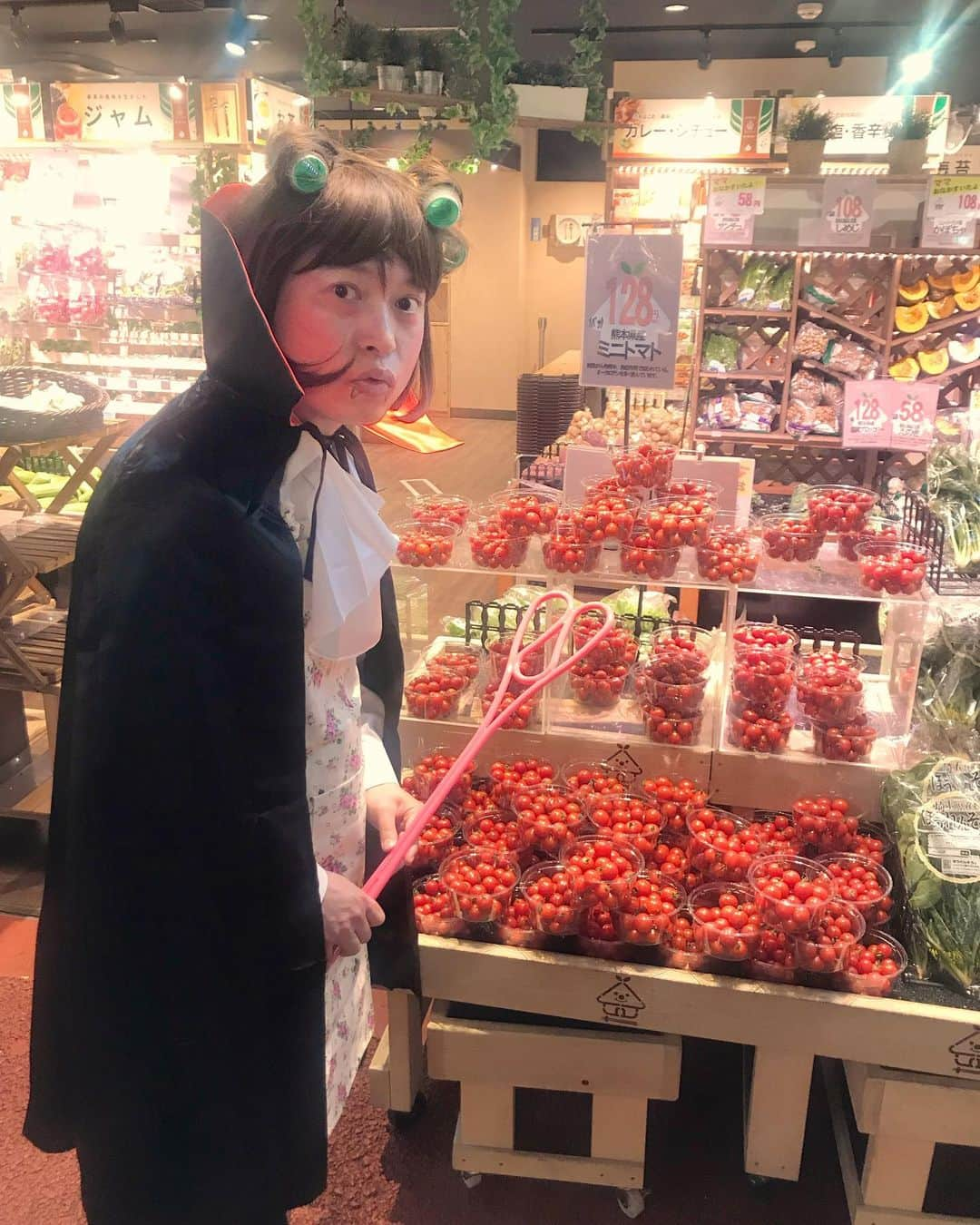 脳みそ夫さんのインスタグラム写真 - (脳みそ夫Instagram)「いっけな〜い！生き血切らしてたっ！スーパーでトマト買わなキュラ〜 #ママキュラ #脳みそ夫 #ドラキュラ #バンパイヤ #トマト料理 #スーパー #にんにく売り場で気絶」5月29日 22時26分 - nou_misoo