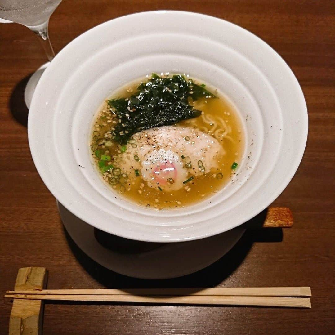 高橋麻美さんのインスタグラム写真 - (高橋麻美Instagram)「先日の女子アナラーメン部🍜 まなみんが帰国中に会えて良かった😍  久しぶりにお化粧して久しぶりに友達と会った♪  前のめりに話聞こうとブレる私。 ゆかさんから夫婦の支え合いを聞いてwktkするきしと私。  小洒落たお店の〆ラーメン✨ 美味しかった😍  なんと、、 仕込みのときにゴゴモンズ聴いてくれているらしい😍 嬉しい♪東京のこんな落ち着いたお店も聴いてくれているのね←🙄 #ラーメン #rahmen #caster #girltalk」5月29日 22時21分 - charmy421