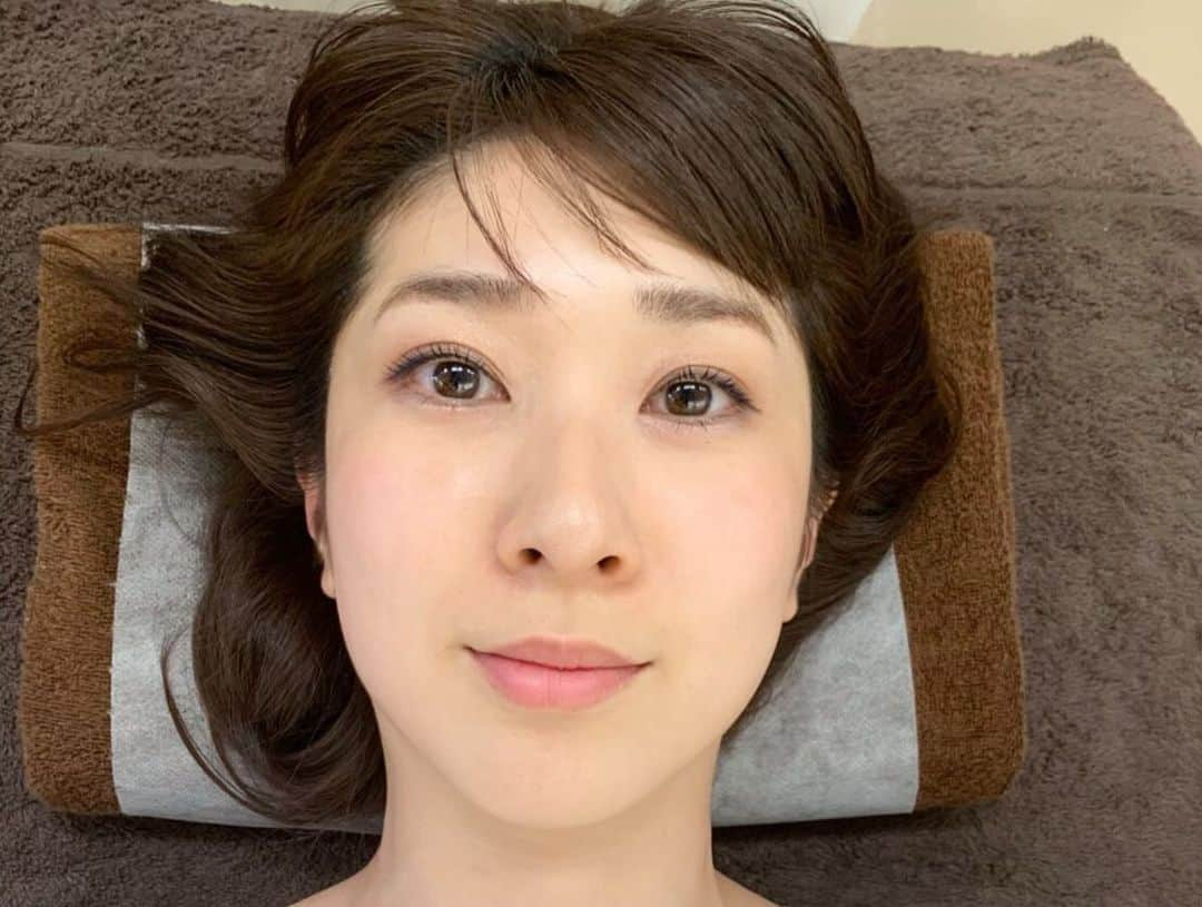 林藍菜さんのインスタグラム写真 - (林藍菜Instagram)「本日のロケ先！ソワンジュさん。 世界で毎日30万人が受けている スーパートリートメント「エンダモロジー」の最高位機種。『アライアンスSPA』を体験！ なんと国内3台の希少モデルで、 その一台が富山に初導入されました。  手のひら、足の裏、頭皮までも全身の施術が短時間で出来るのが魅力！ 半身で比べてみると左右の違いが一目瞭然です。 写真4枚目の私の顔の違いをご覧あれ！ これから挙式の花嫁さんには是非試して欲しいです♡  #ソワンジュ #エンダモロジー #アライアンス #アライアンススパ #ブライダルエステ #BBTスペシャル #オシゴトアイナ」5月29日 22時27分 - hayashi_aina