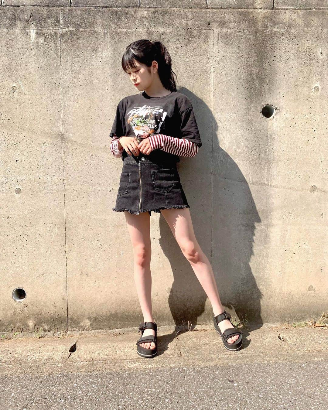 吉川七瀬さんのインスタグラム写真 - (吉川七瀬Instagram)「だいぶ前の #コーデ 🥳 私の大好きなサンダルの季節きた〜 サンダル大好き！ほんと！楽だし！ でも日焼け止め塗らないと悲惨なことになるから足も忘れずに〜😯笑 あ、顔は眩しすぎて半目もどきです！！！笑 . 私の私服載せる時のタグ考えようって思ってたけどなかなか決まらなくて… もうこれでいっか🥺(適当) . #セブンセコーデ . これからはこれをつけて投稿しまーす👏 七(セブン)瀬(セ)で。笑 きっと誰もいないはず！！！笑 #今日のコーデ #サンダルコーデ #hether  #stussy  #jouetie」5月29日 22時24分 - yoshikawa_nanase