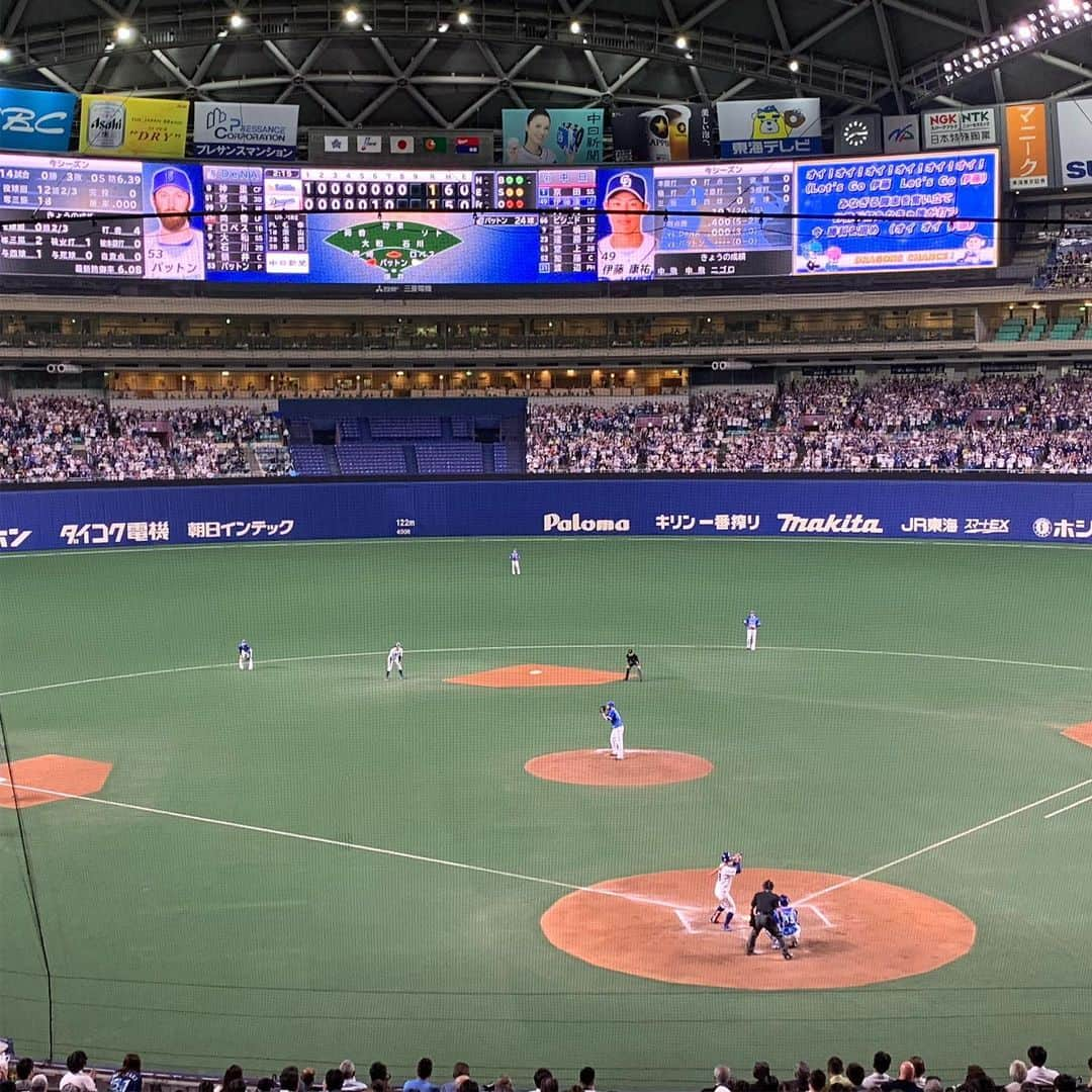 濱田隼さんのインスタグラム写真 - (濱田隼Instagram)「ドラゴンズ、延長11回を戦い、惜しくも敗れました。。 . 先発の #大野雄大 投手は、8回1失点。 1回に、DeNAのソト選手にツーシームを打たれ、先制を許しましたが その後は「今日は、指のかかりが良かった。」と ストレートを増やしたそうです。 2回から8回まで、無失点でした！！ 試合後「次は、0で抑えます！」と話してくれました。 . . 4連勝は逃しましたが 明日のホームは #勝野昌慶 投手で、勝つぞ！！ . ※ #ドアラ のバク転は、完璧でした！！ . . #中日ドラゴンズ #1-2 #横浜denaベイスターズ #メーテレ #アナウンサー #濱田隼」5月29日 22時25分 - shun_hamada_nbn