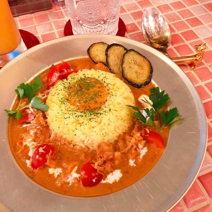 橘ゆりかさんのインスタグラム写真 - (橘ゆりかInstagram)「🍛🍛🍛﻿﻿ ﻿﻿ ﻿﻿ 暑いとカレー食べたくなるんだよね🌞‼️﻿﻿ たまごだいすき＼( 'ω')／﻿﻿ ﻿﻿ ﻿ スプーン置きが ねこちゃん♡﻿﻿ 内装がアンティーク風でおしゃれだったよ〜🌹﻿ ﻿﻿ ﻿﻿ #バッキンガム宮殿suzunari #下北沢ランチ #下北沢 #カレー #カレーライス #夏ごはん #アンティーク風 #shimokitazawa #curryrice」5月29日 22時27分 - yuricalcal