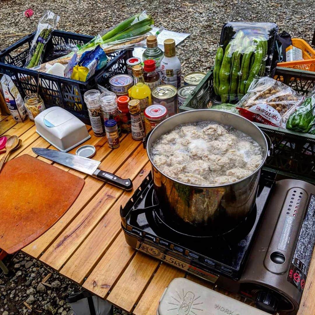 藤田裕樹さんのインスタグラム写真 - (藤田裕樹Instagram)「【キャンプ飯】 ﻿ ﻿ バンビーノとして、キャンプイベントをプロデュースさせてもらったりしている昨今、抜群のタイミングでキャンプに誘ってもらいまして、藤メシでキャンプ向きの料理を試させてもらいました！ ﻿ ﻿ ソロキャンプの達人、じゅんいちダビットソンさん @0204junich_davidson_official もおられて、とても勉強になりました！﻿ ﻿ ・鶏塩つくねの生ピーマン﻿ ・トマトソースで煮るペンネ ﻿ ・そら豆の蒸し焼き﻿ ・万能ねぎソース（ごま油、オリーブオイル）﻿ ・ローストビーフ﻿ ・ごちゃ混ぜアヒージョ鍋﻿ ﻿ なかなか良かったんじゃないかと思います！﻿ ﻿ いわゆる、﻿ 【お肉を焼いて焼肉のタレで食べる】﻿ のもいいんですが、最近では映える料理や、活躍してる自分を見てほしいような風潮があるので、﻿ 【周りと違う目立つ料理】が主流になってくると思われます。﻿ なので藤田は『キャンプ飯』にも手を出していくことにしました！﻿ 楽しいキャンプを更に盛り上げるレシピを考えていきます！﻿ ﻿ あと、ソロキャンプ。﻿ 見学させてもらったら奥が深くて、男の人がハマるのも分かります。﻿ じゅんいちさんが焚き木で小さな火を起こして、小さなフライパンでじっくり焼いたラムチョップがめちゃくちゃ美味しくて、この分野もまだまだ広がりを見せそうな気配ですので勉強していきたいです！﻿ ﻿ あと、夜の鹿（お面）はマジで不気味。笑﻿ ﻿ #鹿映え ﻿ #鹿stagram ﻿ #藤メシ﻿ #キャンプ飯 ﻿ #ソロキャンプ  #焚き火  #バーベキュー  #BBQ🍖  #なんやかんやで  #じゅんいちダビットソン さんの #ラムチョップ が #一番うまかった  #のびしろ半端ない #世界平和」5月29日 22時33分 - fujiboy0730
