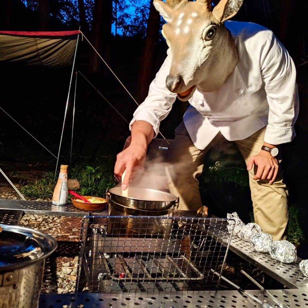 藤田裕樹さんのインスタグラム写真 - (藤田裕樹Instagram)「【キャンプ飯】 ﻿ ﻿ バンビーノとして、キャンプイベントをプロデュースさせてもらったりしている昨今、抜群のタイミングでキャンプに誘ってもらいまして、藤メシでキャンプ向きの料理を試させてもらいました！ ﻿ ﻿ ソロキャンプの達人、じゅんいちダビットソンさん @0204junich_davidson_official もおられて、とても勉強になりました！﻿ ﻿ ・鶏塩つくねの生ピーマン﻿ ・トマトソースで煮るペンネ ﻿ ・そら豆の蒸し焼き﻿ ・万能ねぎソース（ごま油、オリーブオイル）﻿ ・ローストビーフ﻿ ・ごちゃ混ぜアヒージョ鍋﻿ ﻿ なかなか良かったんじゃないかと思います！﻿ ﻿ いわゆる、﻿ 【お肉を焼いて焼肉のタレで食べる】﻿ のもいいんですが、最近では映える料理や、活躍してる自分を見てほしいような風潮があるので、﻿ 【周りと違う目立つ料理】が主流になってくると思われます。﻿ なので藤田は『キャンプ飯』にも手を出していくことにしました！﻿ 楽しいキャンプを更に盛り上げるレシピを考えていきます！﻿ ﻿ あと、ソロキャンプ。﻿ 見学させてもらったら奥が深くて、男の人がハマるのも分かります。﻿ じゅんいちさんが焚き木で小さな火を起こして、小さなフライパンでじっくり焼いたラムチョップがめちゃくちゃ美味しくて、この分野もまだまだ広がりを見せそうな気配ですので勉強していきたいです！﻿ ﻿ あと、夜の鹿（お面）はマジで不気味。笑﻿ ﻿ #鹿映え ﻿ #鹿stagram ﻿ #藤メシ﻿ #キャンプ飯 ﻿ #ソロキャンプ  #焚き火  #バーベキュー  #BBQ🍖  #なんやかんやで  #じゅんいちダビットソン さんの #ラムチョップ が #一番うまかった  #のびしろ半端ない #世界平和」5月29日 22時33分 - fujiboy0730