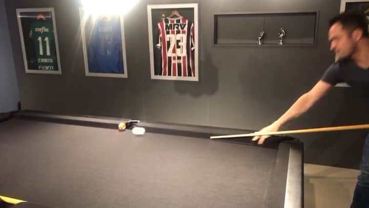 アレッサンドロ・ローザ・ヴィエイラのインスタグラム：「VÍDEO - Desculpa ir na sua casa e bater na sua cara @fabricio_kepler 🎱 - Efeito ao contrário 👁👁 Ele achou que estava defendida 😂😂」