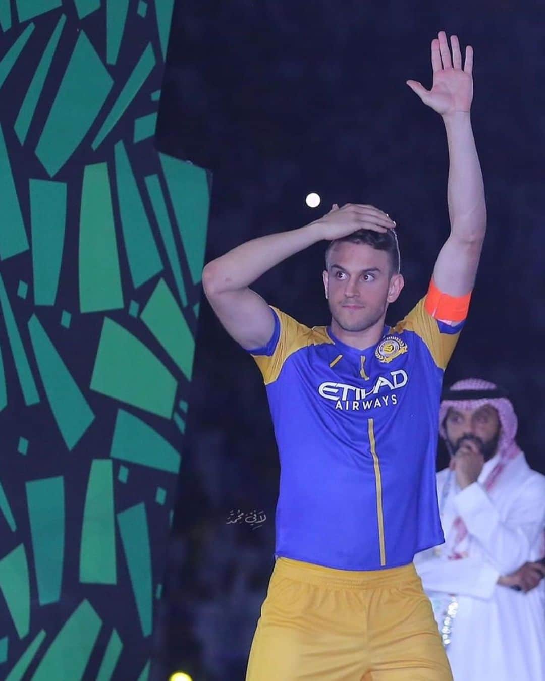 ブルーノ・ウビニのインスタグラム：「It’s not easy to say goodbye... but I just want to say thank you for everyone from @alnassr_fc , it was amazing 3 years together, a lot of passion left inside the pitch, I always tried my best when I put this shirt, forever in my heart. 💙💛 شكرا」