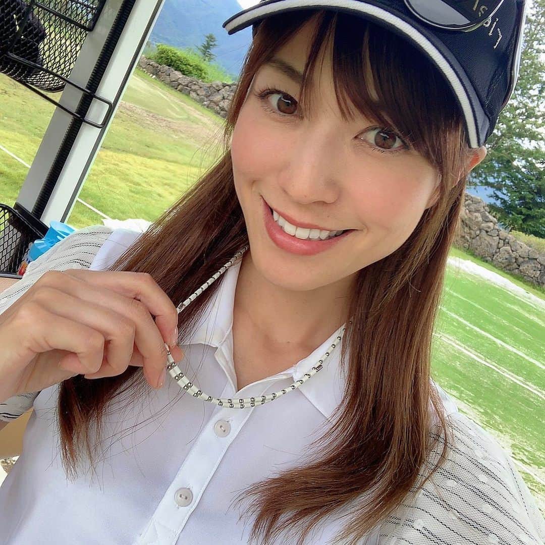 のインスタグラム：「. 体幹がブレにくくなるという #コアフォース . 先日つるや神田駅前店で、コアフォースをつけて体感チェック&試打して来ました！🏌️‍♀️ . コアフォースを付けると、片足で直立姿勢して押されても倒れないんです！ . スイングも軸がブレないので安定し、飛距離もアップするという結果に💡 . 改めて凄さを実感！ . . 今日はこのお陰もあり、🔴40.42.82で回れました⛳️😃 . スコアが良いとゴルフがより楽しくなる💛 . つるや神田駅前店でお試しもできるので、気になる方は試してみてね🤗 . . . #ゴルフ #ゴルフ女子 #つるやゴルフ #つるや神田駅前店 #体幹 #ゴルフ #coreforce #pr #golf」