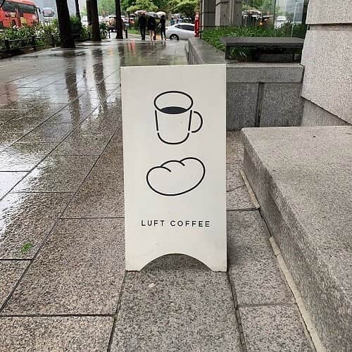 isutaさんのインスタグラム写真 - (isutaInstagram)「. 韓国・明洞駅の地下鉄4号線から徒歩4分とアクセス抜群のカフェ「LUFT_coffee（ルフトコーヒー）」をご紹介❤︎ . 本格的なハワイアンコーヒーと一緒に焼き立てのパンを味わえるお店です♩ . 白で統一されたインテリアや小さくてカラフルなパンがおしゃれとInstagramで話題なんです♡ . 食べるのがもったいないくらいかわいいパンやボトルドリンクが揃っていますよ！ . 詳しくはプロフィールトップのURLから記事をチェックしてね！  __________ LUFT_coffee Open：月～金 7:30~21:00、土・日・祝日8:00~20:00 access：ソウル特別市中区忠武路2街 50-10 ________ Photo by @seagull_k_901 @l._.l_v @rumii.___ @black_hall_mm . #isuta #isutapic #isutacafe #イスタ #韓国 #明洞カフェ #luftcoffee」5月29日 22時40分 - isuta_jp