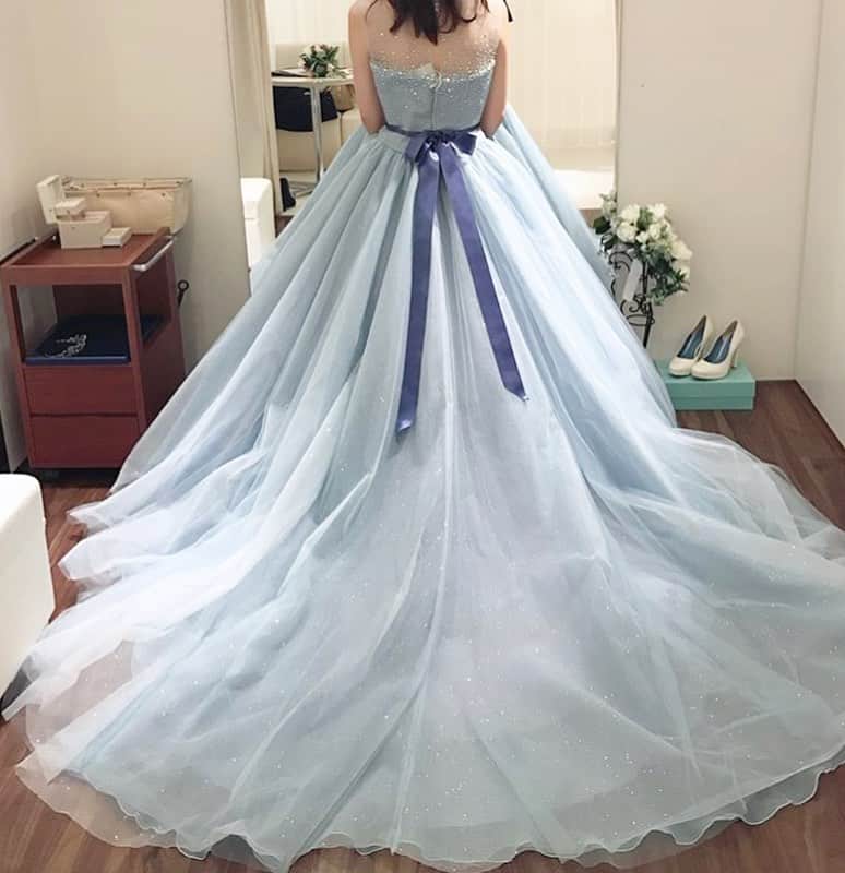 プレ花嫁の結婚式準備アプリ♡ -ウェディングニュースさんのインスタグラム写真 - (プレ花嫁の結婚式準備アプリ♡ -ウェディングニュースInstagram)「卒花嫁さんが試着したおしゃれなカラードレス5選👗フォト9枚💕 . . ➸➸➸➸➸➸➸💒➸➸➸➸➸➸➸ #式場迷子 & #指輪迷子 はご注目💕 . 5/28〜31の間に ウェディングニュースからフェア予約を行うと、抽選で #ディズニー のペアチケットが当たります🎁 . 詳しくは本日の @weddingnews_editor のストーリーの🔗をチェック✨ ➸➸➸➸➸➸➸➸➸➸➸➸➸➸➸➸ . . こちらのお写真は #卒花嫁 @k.wedding77 さんからリグラムさせていただきました🌟ありがとうございました😊✨ . . . 卒花嫁さんが試着したおしゃれで参考になる #カラードレス のご紹介です😊💓 . カバーはふわふわ💓ラベンダーカラーが可愛い #ドレス 💜 . 大人気ドレスブランド #キヨコハタ のドレスで、ラベンダーとライトブルーの組み合わせがとても可愛いですよね😍 . アシンメトリーなデザインでシンプルなチュールスカートとボリュームのあるフリルが華やかで魅力的な1着です💕 . 女の子らしさ満点の可愛いカラードレスは多くの花嫁さんの心を掴むこと間違いなしです💕 . 他のドレスもとても素敵なのでぜひスワイプ👉🏻してチェックしてみてくださいね✨ . . . . . ＼📷投稿お待ちしています／ . 花嫁はもちろん、業者さんも大歓迎✨ アナタのお写真をご紹介してもOKという方は、ぜひ #ウェディングニュース にお写真を投稿してください💕 . . ⬇︎関連アカウント⬇︎ . 💒式場検索 【 @weddingnews_concierge 】 👰マイレポ花嫁 【 @weddingnews_brides 】 . . その他、編集部からの連絡専用 @weddingnews_contact や、スタッフ個人の連絡用として @WN_xxxx（xxxは個人名）があります💕 . ………………………………………… ❤️WeddingNewsとは？ . 花嫁のリアルな”声”から生まれた 花嫁支持率No1✨スマホアプリです📱💕 . . 🌸知りたい… #結婚式準備 に役立つ記事を毎日150件配信中♩ . 🌸見たい… インスタの #ウェディング 系投稿TOP100が毎日チェックできる＊IG画像の複数ワード検索も可♩ . 🌸叶えたい… #結婚式 関連の予約サイトが大集合♩ . 🌸伝えたい… 自分の結婚式レポ『マイレポ』が簡単に作れる♩卒花嫁のレポが読める♩ . . @weddingnews_editor のURLからDLしてね✨ . . . #プレ花嫁 #結婚  #花嫁  #ウエディング #二次会ドレス #チュールドレス #プリンセスライン #プレ花嫁さんと繋がりたい  #ドレス試着レポ #ワンピース #ドレス迷子 #ドレス試着 #ドレス選び #ゆめかわいい #ウエディングドレス #2019冬婚 #2020春婚 #ウェディングドレス」5月29日 22時40分 - weddingnews_editor