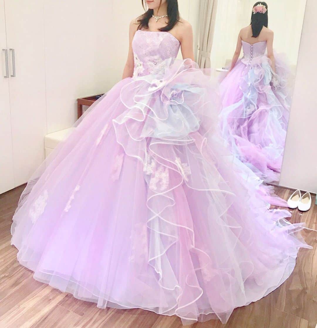 プレ花嫁の結婚式準備アプリ♡ -ウェディングニュースさんのインスタグラム写真 - (プレ花嫁の結婚式準備アプリ♡ -ウェディングニュースInstagram)「卒花嫁さんが試着したおしゃれなカラードレス5選👗フォト9枚💕 . . ➸➸➸➸➸➸➸💒➸➸➸➸➸➸➸ #式場迷子 & #指輪迷子 はご注目💕 . 5/28〜31の間に ウェディングニュースからフェア予約を行うと、抽選で #ディズニー のペアチケットが当たります🎁 . 詳しくは本日の @weddingnews_editor のストーリーの🔗をチェック✨ ➸➸➸➸➸➸➸➸➸➸➸➸➸➸➸➸ . . こちらのお写真は #卒花嫁 @k.wedding77 さんからリグラムさせていただきました🌟ありがとうございました😊✨ . . . 卒花嫁さんが試着したおしゃれで参考になる #カラードレス のご紹介です😊💓 . カバーはふわふわ💓ラベンダーカラーが可愛い #ドレス 💜 . 大人気ドレスブランド #キヨコハタ のドレスで、ラベンダーとライトブルーの組み合わせがとても可愛いですよね😍 . アシンメトリーなデザインでシンプルなチュールスカートとボリュームのあるフリルが華やかで魅力的な1着です💕 . 女の子らしさ満点の可愛いカラードレスは多くの花嫁さんの心を掴むこと間違いなしです💕 . 他のドレスもとても素敵なのでぜひスワイプ👉🏻してチェックしてみてくださいね✨ . . . . . ＼📷投稿お待ちしています／ . 花嫁はもちろん、業者さんも大歓迎✨ アナタのお写真をご紹介してもOKという方は、ぜひ #ウェディングニュース にお写真を投稿してください💕 . . ⬇︎関連アカウント⬇︎ . 💒式場検索 【 @weddingnews_concierge 】 👰マイレポ花嫁 【 @weddingnews_brides 】 . . その他、編集部からの連絡専用 @weddingnews_contact や、スタッフ個人の連絡用として @WN_xxxx（xxxは個人名）があります💕 . ………………………………………… ❤️WeddingNewsとは？ . 花嫁のリアルな”声”から生まれた 花嫁支持率No1✨スマホアプリです📱💕 . . 🌸知りたい… #結婚式準備 に役立つ記事を毎日150件配信中♩ . 🌸見たい… インスタの #ウェディング 系投稿TOP100が毎日チェックできる＊IG画像の複数ワード検索も可♩ . 🌸叶えたい… #結婚式 関連の予約サイトが大集合♩ . 🌸伝えたい… 自分の結婚式レポ『マイレポ』が簡単に作れる♩卒花嫁のレポが読める♩ . . @weddingnews_editor のURLからDLしてね✨ . . . #プレ花嫁 #結婚  #花嫁  #ウエディング #二次会ドレス #チュールドレス #プリンセスライン #プレ花嫁さんと繋がりたい  #ドレス試着レポ #ワンピース #ドレス迷子 #ドレス試着 #ドレス選び #ゆめかわいい #ウエディングドレス #2019冬婚 #2020春婚 #ウェディングドレス」5月29日 22時40分 - weddingnews_editor