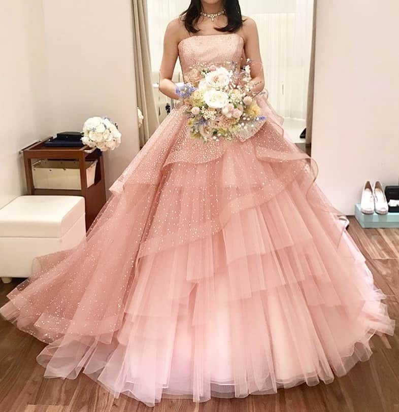 プレ花嫁の結婚式準備アプリ♡ -ウェディングニュースさんのインスタグラム写真 - (プレ花嫁の結婚式準備アプリ♡ -ウェディングニュースInstagram)「卒花嫁さんが試着したおしゃれなカラードレス5選👗フォト9枚💕 . . ➸➸➸➸➸➸➸💒➸➸➸➸➸➸➸ #式場迷子 & #指輪迷子 はご注目💕 . 5/28〜31の間に ウェディングニュースからフェア予約を行うと、抽選で #ディズニー のペアチケットが当たります🎁 . 詳しくは本日の @weddingnews_editor のストーリーの🔗をチェック✨ ➸➸➸➸➸➸➸➸➸➸➸➸➸➸➸➸ . . こちらのお写真は #卒花嫁 @k.wedding77 さんからリグラムさせていただきました🌟ありがとうございました😊✨ . . . 卒花嫁さんが試着したおしゃれで参考になる #カラードレス のご紹介です😊💓 . カバーはふわふわ💓ラベンダーカラーが可愛い #ドレス 💜 . 大人気ドレスブランド #キヨコハタ のドレスで、ラベンダーとライトブルーの組み合わせがとても可愛いですよね😍 . アシンメトリーなデザインでシンプルなチュールスカートとボリュームのあるフリルが華やかで魅力的な1着です💕 . 女の子らしさ満点の可愛いカラードレスは多くの花嫁さんの心を掴むこと間違いなしです💕 . 他のドレスもとても素敵なのでぜひスワイプ👉🏻してチェックしてみてくださいね✨ . . . . . ＼📷投稿お待ちしています／ . 花嫁はもちろん、業者さんも大歓迎✨ アナタのお写真をご紹介してもOKという方は、ぜひ #ウェディングニュース にお写真を投稿してください💕 . . ⬇︎関連アカウント⬇︎ . 💒式場検索 【 @weddingnews_concierge 】 👰マイレポ花嫁 【 @weddingnews_brides 】 . . その他、編集部からの連絡専用 @weddingnews_contact や、スタッフ個人の連絡用として @WN_xxxx（xxxは個人名）があります💕 . ………………………………………… ❤️WeddingNewsとは？ . 花嫁のリアルな”声”から生まれた 花嫁支持率No1✨スマホアプリです📱💕 . . 🌸知りたい… #結婚式準備 に役立つ記事を毎日150件配信中♩ . 🌸見たい… インスタの #ウェディング 系投稿TOP100が毎日チェックできる＊IG画像の複数ワード検索も可♩ . 🌸叶えたい… #結婚式 関連の予約サイトが大集合♩ . 🌸伝えたい… 自分の結婚式レポ『マイレポ』が簡単に作れる♩卒花嫁のレポが読める♩ . . @weddingnews_editor のURLからDLしてね✨ . . . #プレ花嫁 #結婚  #花嫁  #ウエディング #二次会ドレス #チュールドレス #プリンセスライン #プレ花嫁さんと繋がりたい  #ドレス試着レポ #ワンピース #ドレス迷子 #ドレス試着 #ドレス選び #ゆめかわいい #ウエディングドレス #2019冬婚 #2020春婚 #ウェディングドレス」5月29日 22時40分 - weddingnews_editor