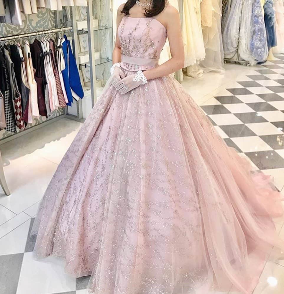プレ花嫁の結婚式準備アプリ♡ -ウェディングニュースさんのインスタグラム写真 - (プレ花嫁の結婚式準備アプリ♡ -ウェディングニュースInstagram)「卒花嫁さんが試着したおしゃれなカラードレス5選👗フォト9枚💕 . . ➸➸➸➸➸➸➸💒➸➸➸➸➸➸➸ #式場迷子 & #指輪迷子 はご注目💕 . 5/28〜31の間に ウェディングニュースからフェア予約を行うと、抽選で #ディズニー のペアチケットが当たります🎁 . 詳しくは本日の @weddingnews_editor のストーリーの🔗をチェック✨ ➸➸➸➸➸➸➸➸➸➸➸➸➸➸➸➸ . . こちらのお写真は #卒花嫁 @k.wedding77 さんからリグラムさせていただきました🌟ありがとうございました😊✨ . . . 卒花嫁さんが試着したおしゃれで参考になる #カラードレス のご紹介です😊💓 . カバーはふわふわ💓ラベンダーカラーが可愛い #ドレス 💜 . 大人気ドレスブランド #キヨコハタ のドレスで、ラベンダーとライトブルーの組み合わせがとても可愛いですよね😍 . アシンメトリーなデザインでシンプルなチュールスカートとボリュームのあるフリルが華やかで魅力的な1着です💕 . 女の子らしさ満点の可愛いカラードレスは多くの花嫁さんの心を掴むこと間違いなしです💕 . 他のドレスもとても素敵なのでぜひスワイプ👉🏻してチェックしてみてくださいね✨ . . . . . ＼📷投稿お待ちしています／ . 花嫁はもちろん、業者さんも大歓迎✨ アナタのお写真をご紹介してもOKという方は、ぜひ #ウェディングニュース にお写真を投稿してください💕 . . ⬇︎関連アカウント⬇︎ . 💒式場検索 【 @weddingnews_concierge 】 👰マイレポ花嫁 【 @weddingnews_brides 】 . . その他、編集部からの連絡専用 @weddingnews_contact や、スタッフ個人の連絡用として @WN_xxxx（xxxは個人名）があります💕 . ………………………………………… ❤️WeddingNewsとは？ . 花嫁のリアルな”声”から生まれた 花嫁支持率No1✨スマホアプリです📱💕 . . 🌸知りたい… #結婚式準備 に役立つ記事を毎日150件配信中♩ . 🌸見たい… インスタの #ウェディング 系投稿TOP100が毎日チェックできる＊IG画像の複数ワード検索も可♩ . 🌸叶えたい… #結婚式 関連の予約サイトが大集合♩ . 🌸伝えたい… 自分の結婚式レポ『マイレポ』が簡単に作れる♩卒花嫁のレポが読める♩ . . @weddingnews_editor のURLからDLしてね✨ . . . #プレ花嫁 #結婚  #花嫁  #ウエディング #二次会ドレス #チュールドレス #プリンセスライン #プレ花嫁さんと繋がりたい  #ドレス試着レポ #ワンピース #ドレス迷子 #ドレス試着 #ドレス選び #ゆめかわいい #ウエディングドレス #2019冬婚 #2020春婚 #ウェディングドレス」5月29日 22時40分 - weddingnews_editor