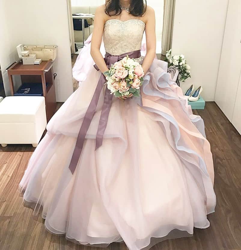 プレ花嫁の結婚式準備アプリ♡ -ウェディングニュースさんのインスタグラム写真 - (プレ花嫁の結婚式準備アプリ♡ -ウェディングニュースInstagram)「卒花嫁さんが試着したおしゃれなカラードレス5選👗フォト9枚💕 . . ➸➸➸➸➸➸➸💒➸➸➸➸➸➸➸ #式場迷子 & #指輪迷子 はご注目💕 . 5/28〜31の間に ウェディングニュースからフェア予約を行うと、抽選で #ディズニー のペアチケットが当たります🎁 . 詳しくは本日の @weddingnews_editor のストーリーの🔗をチェック✨ ➸➸➸➸➸➸➸➸➸➸➸➸➸➸➸➸ . . こちらのお写真は #卒花嫁 @k.wedding77 さんからリグラムさせていただきました🌟ありがとうございました😊✨ . . . 卒花嫁さんが試着したおしゃれで参考になる #カラードレス のご紹介です😊💓 . カバーはふわふわ💓ラベンダーカラーが可愛い #ドレス 💜 . 大人気ドレスブランド #キヨコハタ のドレスで、ラベンダーとライトブルーの組み合わせがとても可愛いですよね😍 . アシンメトリーなデザインでシンプルなチュールスカートとボリュームのあるフリルが華やかで魅力的な1着です💕 . 女の子らしさ満点の可愛いカラードレスは多くの花嫁さんの心を掴むこと間違いなしです💕 . 他のドレスもとても素敵なのでぜひスワイプ👉🏻してチェックしてみてくださいね✨ . . . . . ＼📷投稿お待ちしています／ . 花嫁はもちろん、業者さんも大歓迎✨ アナタのお写真をご紹介してもOKという方は、ぜひ #ウェディングニュース にお写真を投稿してください💕 . . ⬇︎関連アカウント⬇︎ . 💒式場検索 【 @weddingnews_concierge 】 👰マイレポ花嫁 【 @weddingnews_brides 】 . . その他、編集部からの連絡専用 @weddingnews_contact や、スタッフ個人の連絡用として @WN_xxxx（xxxは個人名）があります💕 . ………………………………………… ❤️WeddingNewsとは？ . 花嫁のリアルな”声”から生まれた 花嫁支持率No1✨スマホアプリです📱💕 . . 🌸知りたい… #結婚式準備 に役立つ記事を毎日150件配信中♩ . 🌸見たい… インスタの #ウェディング 系投稿TOP100が毎日チェックできる＊IG画像の複数ワード検索も可♩ . 🌸叶えたい… #結婚式 関連の予約サイトが大集合♩ . 🌸伝えたい… 自分の結婚式レポ『マイレポ』が簡単に作れる♩卒花嫁のレポが読める♩ . . @weddingnews_editor のURLからDLしてね✨ . . . #プレ花嫁 #結婚  #花嫁  #ウエディング #二次会ドレス #チュールドレス #プリンセスライン #プレ花嫁さんと繋がりたい  #ドレス試着レポ #ワンピース #ドレス迷子 #ドレス試着 #ドレス選び #ゆめかわいい #ウエディングドレス #2019冬婚 #2020春婚 #ウェディングドレス」5月29日 22時40分 - weddingnews_editor