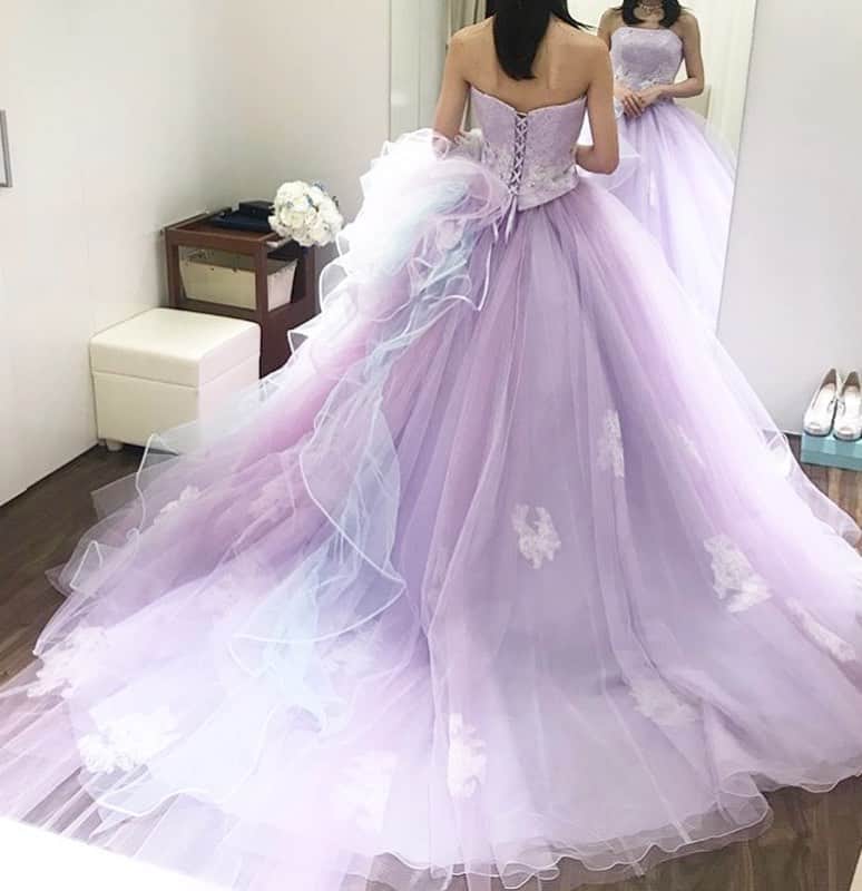 プレ花嫁の結婚式準備アプリ♡ -ウェディングニュースさんのインスタグラム写真 - (プレ花嫁の結婚式準備アプリ♡ -ウェディングニュースInstagram)「卒花嫁さんが試着したおしゃれなカラードレス5選👗フォト9枚💕 . . ➸➸➸➸➸➸➸💒➸➸➸➸➸➸➸ #式場迷子 & #指輪迷子 はご注目💕 . 5/28〜31の間に ウェディングニュースからフェア予約を行うと、抽選で #ディズニー のペアチケットが当たります🎁 . 詳しくは本日の @weddingnews_editor のストーリーの🔗をチェック✨ ➸➸➸➸➸➸➸➸➸➸➸➸➸➸➸➸ . . こちらのお写真は #卒花嫁 @k.wedding77 さんからリグラムさせていただきました🌟ありがとうございました😊✨ . . . 卒花嫁さんが試着したおしゃれで参考になる #カラードレス のご紹介です😊💓 . カバーはふわふわ💓ラベンダーカラーが可愛い #ドレス 💜 . 大人気ドレスブランド #キヨコハタ のドレスで、ラベンダーとライトブルーの組み合わせがとても可愛いですよね😍 . アシンメトリーなデザインでシンプルなチュールスカートとボリュームのあるフリルが華やかで魅力的な1着です💕 . 女の子らしさ満点の可愛いカラードレスは多くの花嫁さんの心を掴むこと間違いなしです💕 . 他のドレスもとても素敵なのでぜひスワイプ👉🏻してチェックしてみてくださいね✨ . . . . . ＼📷投稿お待ちしています／ . 花嫁はもちろん、業者さんも大歓迎✨ アナタのお写真をご紹介してもOKという方は、ぜひ #ウェディングニュース にお写真を投稿してください💕 . . ⬇︎関連アカウント⬇︎ . 💒式場検索 【 @weddingnews_concierge 】 👰マイレポ花嫁 【 @weddingnews_brides 】 . . その他、編集部からの連絡専用 @weddingnews_contact や、スタッフ個人の連絡用として @WN_xxxx（xxxは個人名）があります💕 . ………………………………………… ❤️WeddingNewsとは？ . 花嫁のリアルな”声”から生まれた 花嫁支持率No1✨スマホアプリです📱💕 . . 🌸知りたい… #結婚式準備 に役立つ記事を毎日150件配信中♩ . 🌸見たい… インスタの #ウェディング 系投稿TOP100が毎日チェックできる＊IG画像の複数ワード検索も可♩ . 🌸叶えたい… #結婚式 関連の予約サイトが大集合♩ . 🌸伝えたい… 自分の結婚式レポ『マイレポ』が簡単に作れる♩卒花嫁のレポが読める♩ . . @weddingnews_editor のURLからDLしてね✨ . . . #プレ花嫁 #結婚  #花嫁  #ウエディング #二次会ドレス #チュールドレス #プリンセスライン #プレ花嫁さんと繋がりたい  #ドレス試着レポ #ワンピース #ドレス迷子 #ドレス試着 #ドレス選び #ゆめかわいい #ウエディングドレス #2019冬婚 #2020春婚 #ウェディングドレス」5月29日 22時40分 - weddingnews_editor