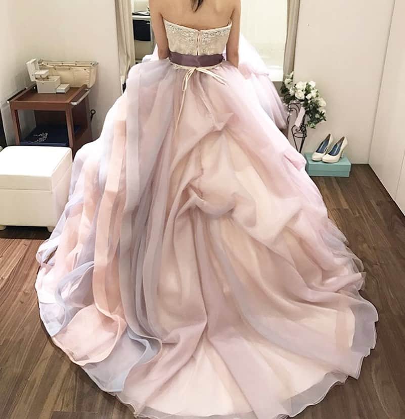 プレ花嫁の結婚式準備アプリ♡ -ウェディングニュースさんのインスタグラム写真 - (プレ花嫁の結婚式準備アプリ♡ -ウェディングニュースInstagram)「卒花嫁さんが試着したおしゃれなカラードレス5選👗フォト9枚💕 . . ➸➸➸➸➸➸➸💒➸➸➸➸➸➸➸ #式場迷子 & #指輪迷子 はご注目💕 . 5/28〜31の間に ウェディングニュースからフェア予約を行うと、抽選で #ディズニー のペアチケットが当たります🎁 . 詳しくは本日の @weddingnews_editor のストーリーの🔗をチェック✨ ➸➸➸➸➸➸➸➸➸➸➸➸➸➸➸➸ . . こちらのお写真は #卒花嫁 @k.wedding77 さんからリグラムさせていただきました🌟ありがとうございました😊✨ . . . 卒花嫁さんが試着したおしゃれで参考になる #カラードレス のご紹介です😊💓 . カバーはふわふわ💓ラベンダーカラーが可愛い #ドレス 💜 . 大人気ドレスブランド #キヨコハタ のドレスで、ラベンダーとライトブルーの組み合わせがとても可愛いですよね😍 . アシンメトリーなデザインでシンプルなチュールスカートとボリュームのあるフリルが華やかで魅力的な1着です💕 . 女の子らしさ満点の可愛いカラードレスは多くの花嫁さんの心を掴むこと間違いなしです💕 . 他のドレスもとても素敵なのでぜひスワイプ👉🏻してチェックしてみてくださいね✨ . . . . . ＼📷投稿お待ちしています／ . 花嫁はもちろん、業者さんも大歓迎✨ アナタのお写真をご紹介してもOKという方は、ぜひ #ウェディングニュース にお写真を投稿してください💕 . . ⬇︎関連アカウント⬇︎ . 💒式場検索 【 @weddingnews_concierge 】 👰マイレポ花嫁 【 @weddingnews_brides 】 . . その他、編集部からの連絡専用 @weddingnews_contact や、スタッフ個人の連絡用として @WN_xxxx（xxxは個人名）があります💕 . ………………………………………… ❤️WeddingNewsとは？ . 花嫁のリアルな”声”から生まれた 花嫁支持率No1✨スマホアプリです📱💕 . . 🌸知りたい… #結婚式準備 に役立つ記事を毎日150件配信中♩ . 🌸見たい… インスタの #ウェディング 系投稿TOP100が毎日チェックできる＊IG画像の複数ワード検索も可♩ . 🌸叶えたい… #結婚式 関連の予約サイトが大集合♩ . 🌸伝えたい… 自分の結婚式レポ『マイレポ』が簡単に作れる♩卒花嫁のレポが読める♩ . . @weddingnews_editor のURLからDLしてね✨ . . . #プレ花嫁 #結婚  #花嫁  #ウエディング #二次会ドレス #チュールドレス #プリンセスライン #プレ花嫁さんと繋がりたい  #ドレス試着レポ #ワンピース #ドレス迷子 #ドレス試着 #ドレス選び #ゆめかわいい #ウエディングドレス #2019冬婚 #2020春婚 #ウェディングドレス」5月29日 22時40分 - weddingnews_editor