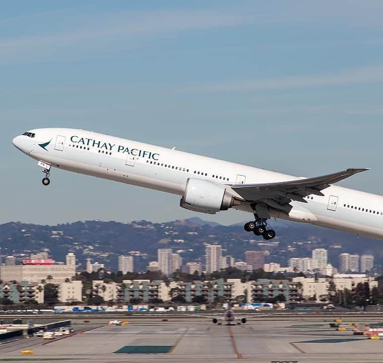 キャセイパシフィック航空さんのインスタグラム写真 - (キャセイパシフィック航空Instagram)「Things are looking up as our 777-300ER departs LAX bound for Hong Kong. Can you guess how many years we’ve been flying this route? ⠀⠀⠀⠀⠀⠀⠀⠀⠀ ⠀⠀⠀⠀⠀⠀⠀⠀⠀ 我們的777-300ER從 #洛杉磯 展翅啟航，直飛 #香港。大家又知不知道這條航線是在哪一年開始投入服務？⠀⠀⠀⠀⠀⠀⠀⠀⠀ ⠀⠀⠀⠀⠀⠀⠀⠀⠀ Credit: @houstonplanespotting」5月29日 22時42分 - cathaypacific