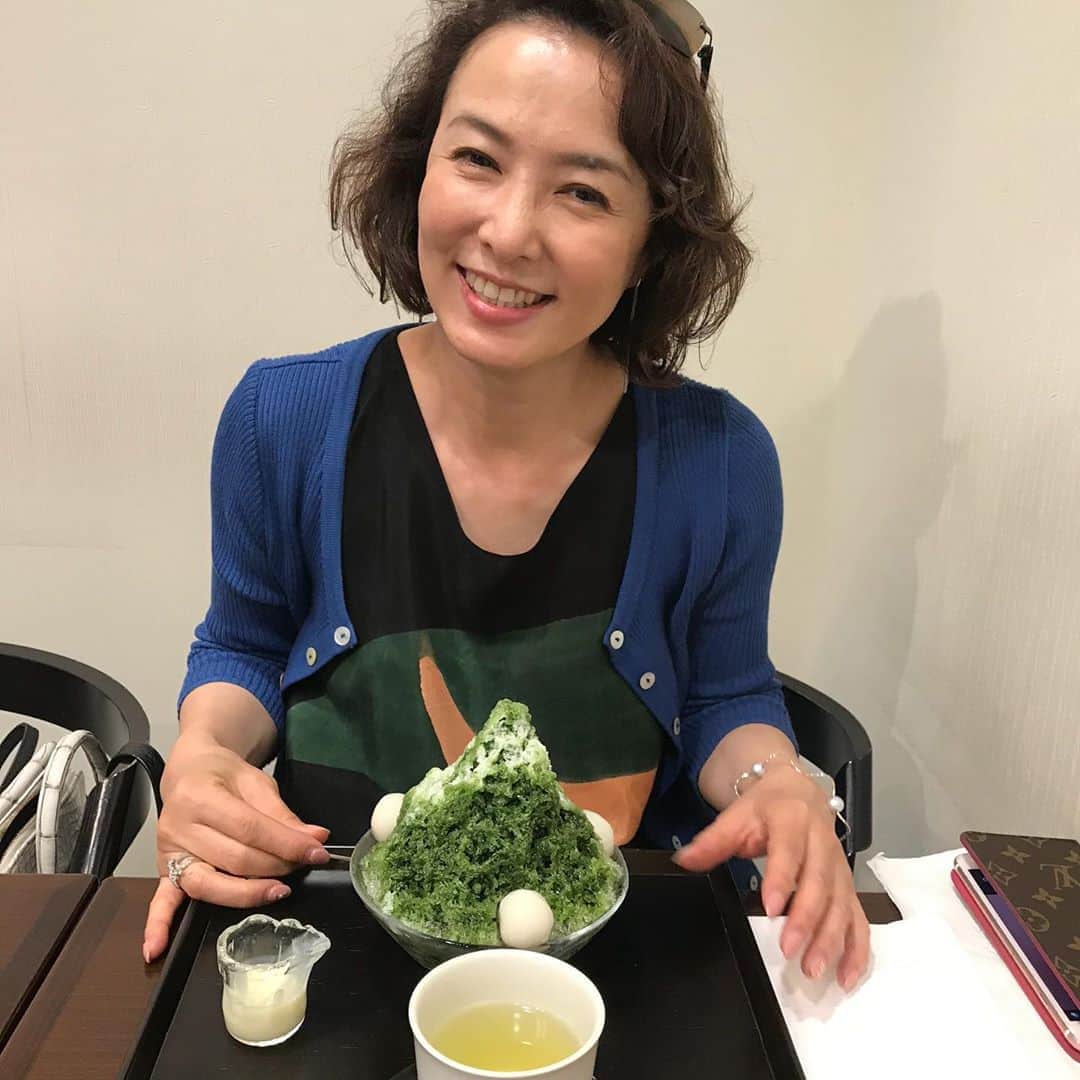 河野景子のインスタグラム：「虎屋の抹茶かき氷。 今年初です！ ミルクも白玉オプションで‼︎ ご満悦😊」