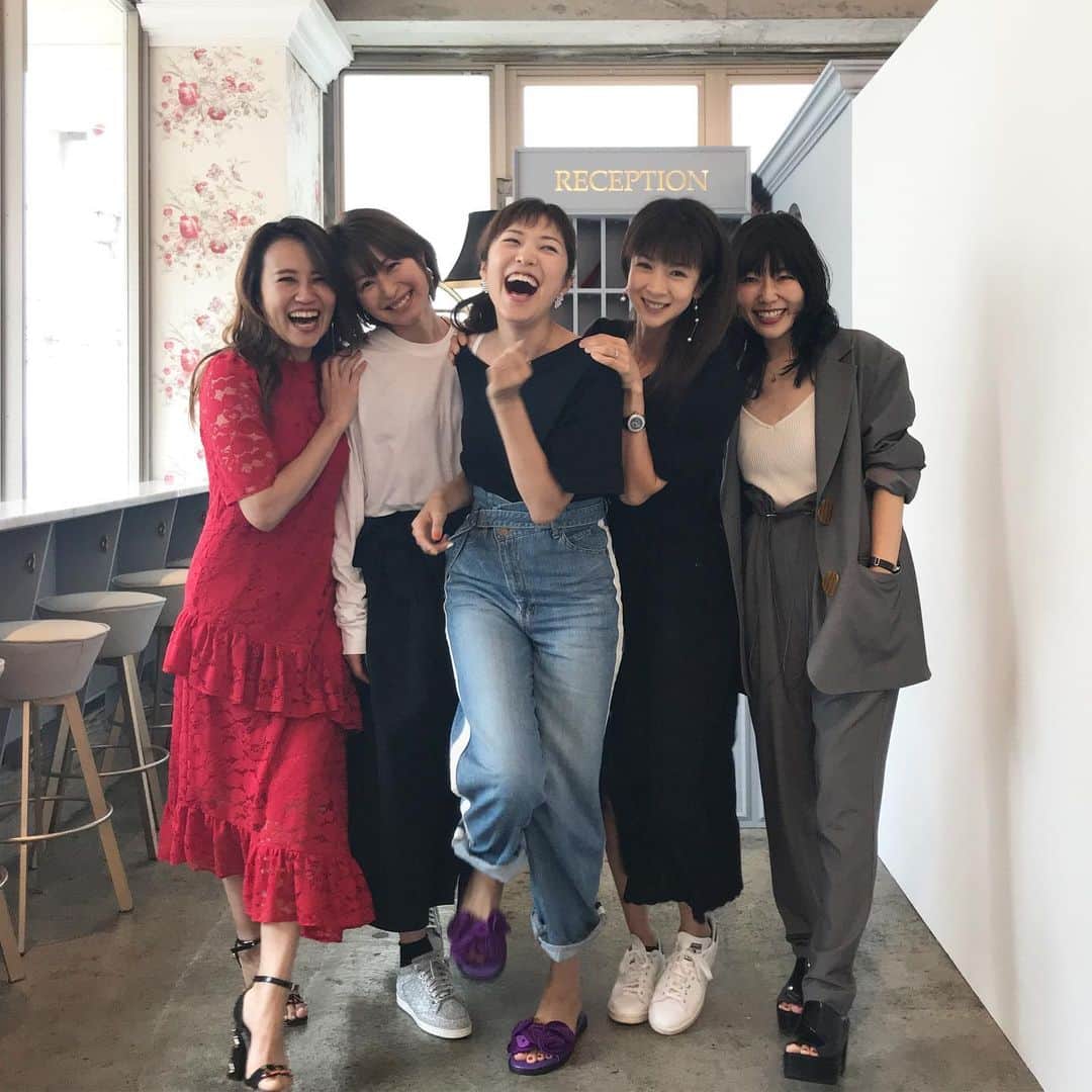 のインスタグラム：「携帯の容量いっぱいで 写真が全然ない。。😵😵 今朝の一コマ😊  また歩いてみた！笑 この真っ赤なワンピースめちゃくちゃ可愛かった❤️❤️ #歩く写真が好き#歩いて写真」