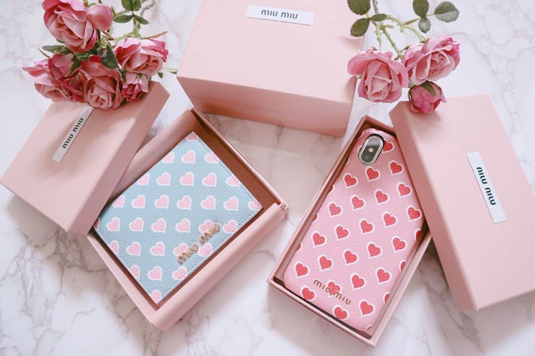 おまみのインスタグラム：「＊﻿﻿ miumiu ハートシリーズ♥﻿﻿ ﻿ このシリーズ好き♥﻿﻿ ﻿ ﻿﻿ ﻿﻿ #miumiu #iphone #case #wallet #heart #iphonecase #ミュウミュウ #お財布 #ウォレット #ハート #ミュウミュウ財布 #アイフォンケース #ミニ財布 #購入品 #おまみ購入品」