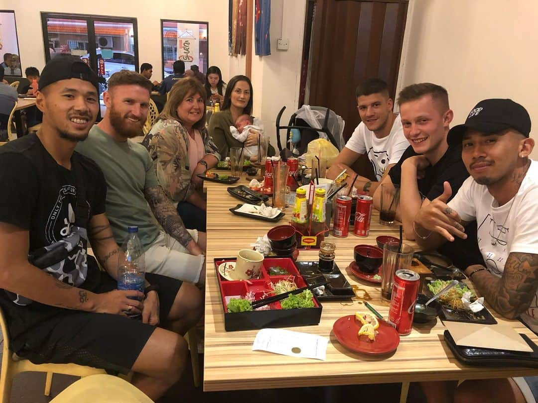 鈴木ブルーノさんのインスタグラム写真 - (鈴木ブルーノInstagram)「Dinner with friends 🍽 @lee__tuck @thierrychanthabin @69__zickastimeda__69 @mrs__tuck @maxspolverato」5月29日 22時45分 - cbruno_7