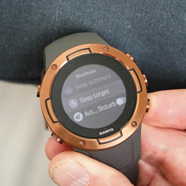 Suuntoさんのインスタグラム写真 - (SuuntoInstagram)「How much do you try to sleep every night? Sleep and recovery are essential parts of training. Click the link in our bio to learn sleep doctor’s six tips on how to improve your sleep. #suunto5 #sleeptracking #goodnight」5月29日 22時47分 - suunto
