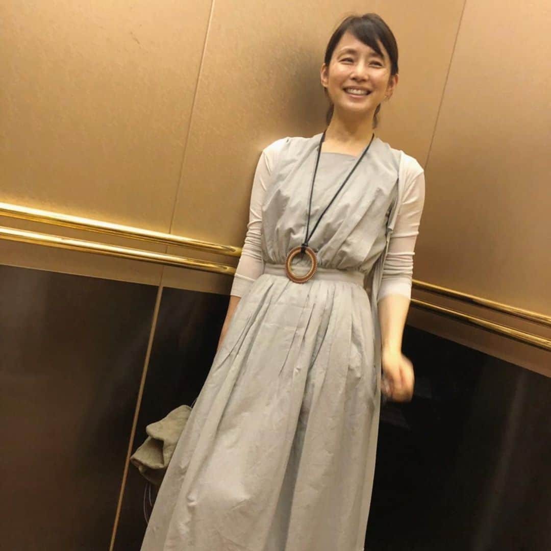 石田ゆり子さんのインスタグラム写真 - (石田ゆり子Instagram)「うまいうまいと しらすトーストを食べたあと 楽しい板谷由夏とおでかけ。 駐車場と エレベーターで激写された。 板谷由夏 油断ならんと思った。 ちなみにワンピースは SINME 👏🏻😊 今シーズンのシンメは ワンピースが豊作なのです。やるなぁ。板谷由夏。」5月29日 22時47分 - yuriyuri1003