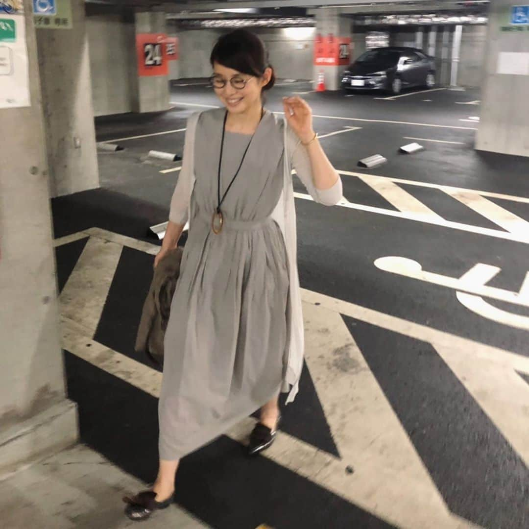 石田ゆり子さんのインスタグラム写真 - (石田ゆり子Instagram)「うまいうまいと しらすトーストを食べたあと 楽しい板谷由夏とおでかけ。 駐車場と エレベーターで激写された。 板谷由夏 油断ならんと思った。 ちなみにワンピースは SINME 👏🏻😊 今シーズンのシンメは ワンピースが豊作なのです。やるなぁ。板谷由夏。」5月29日 22時47分 - yuriyuri1003