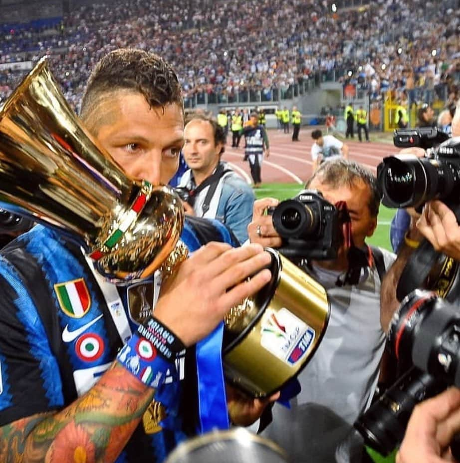 マルコ・マテラッツィさんのインスタグラム写真 - (マルコ・マテラッツィInstagram)「The Last Trophy at Home 🖤💙 #memories @inter #trowback 🇮🇹 #8years」5月29日 22時51分 - marcomaterazzi