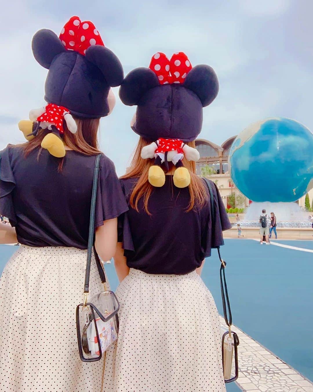 のインスタグラム：「❤️ . . 今日は2人で Tokyo DisneySeaへ☺️ . . 私が絶叫乗れないものだから たーーーくさん 写真撮ったんだあ！！ . いっぱい載せてくから 是非見てね😘 . . #disneysea #tokyo #twins #love #ミニー #codenate #disneycode」