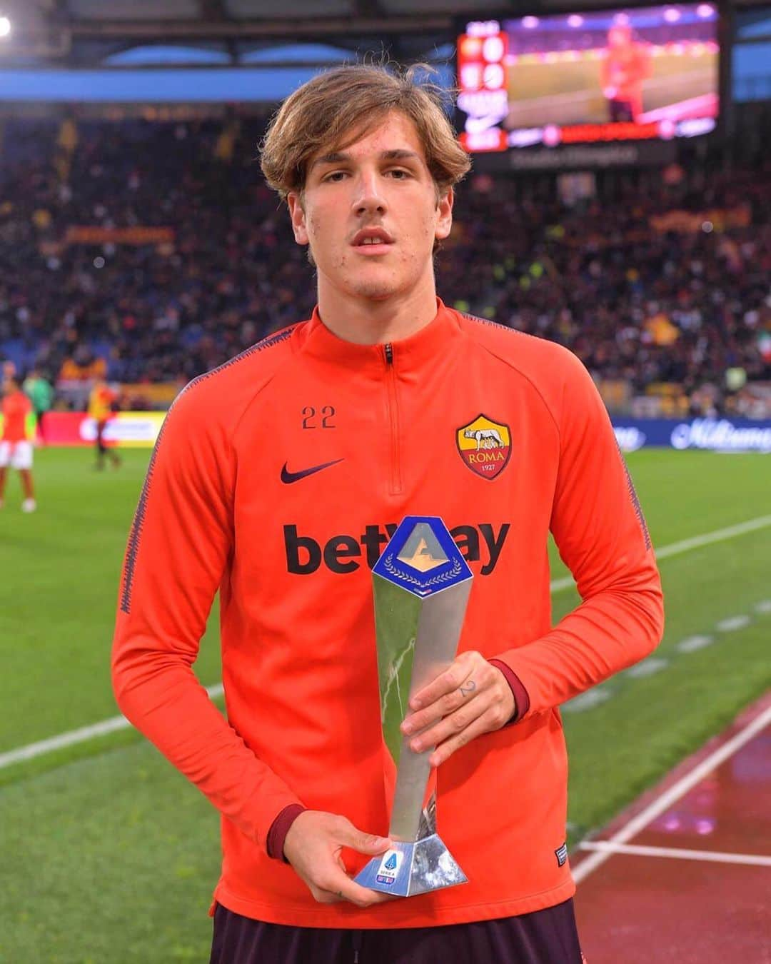 ASローマさんのインスタグラム写真 - (ASローマInstagram)「🏅 @nicolozaniolo 👉 2018-19 @seriea Young Player of the Season 👏 #ASRoma」5月29日 22時56分 - officialasroma