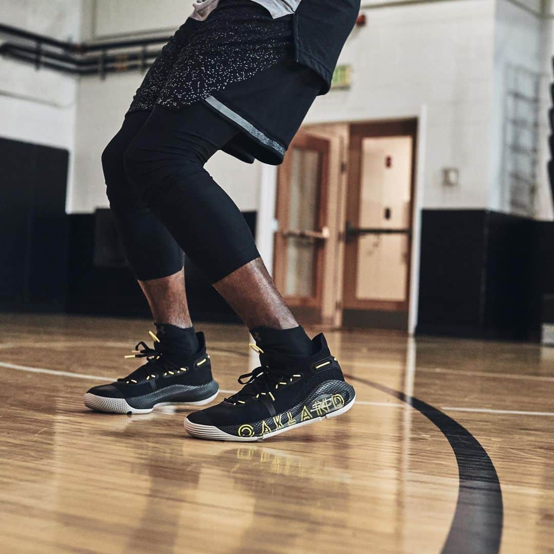 Under Armour Basketballさんのインスタグラム写真 - (Under Armour BasketballInstagram)「Thank you, Oakland. @stephencurry30 celebrates a decade in The Town by paying tribute to the community he plays for with a special #Curry6. Available this Friday. #RuinTheGame」5月29日 22時58分 - uabasketball