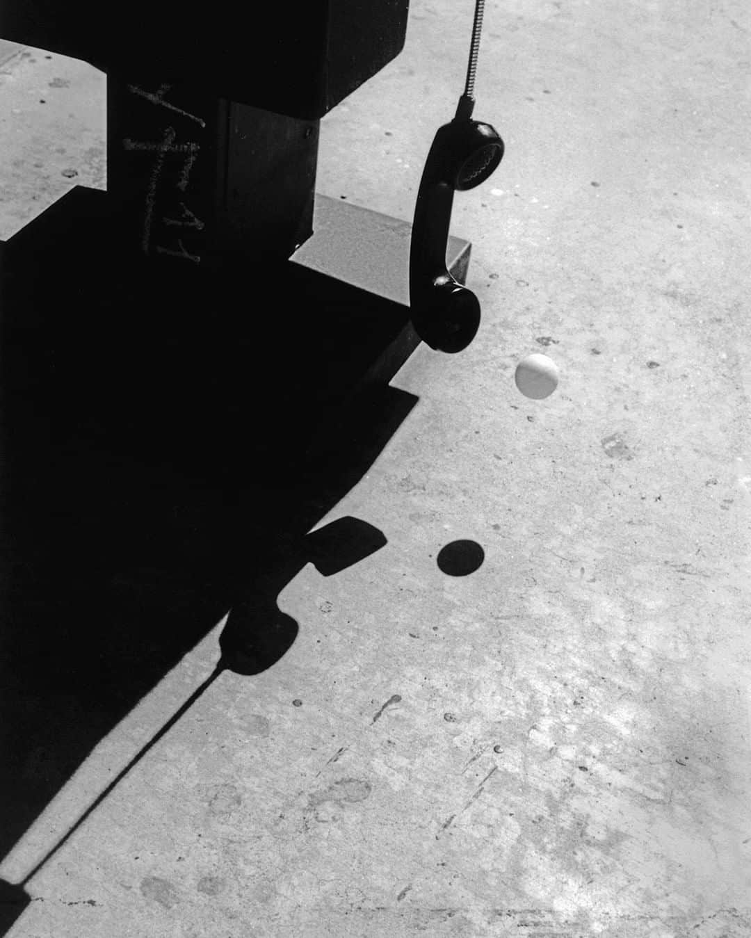 のインスタグラム：「A sheet of blank white paper, milk and a pingpong ball. The subjects of British photographer Robin Maddock's conceptual series "III" share the traits of levity and brevity, captured in fleeting monochromatic moments. Check out the full series and an interview with Robin in our latest blog post. (Link in bio)  #LeicaCamera #Leica #🔴📷 #Leicagram #LeicaBlog #TheLeicaLook #LeicaWorld #Leica_Club #LeicaSociety #LeicaPhoto #ShootLeicaPro #streetphoto #bnw_world #bnwmood #bnwlovers #robinmaddock #artphoto #fineartphoto #bnw_art」