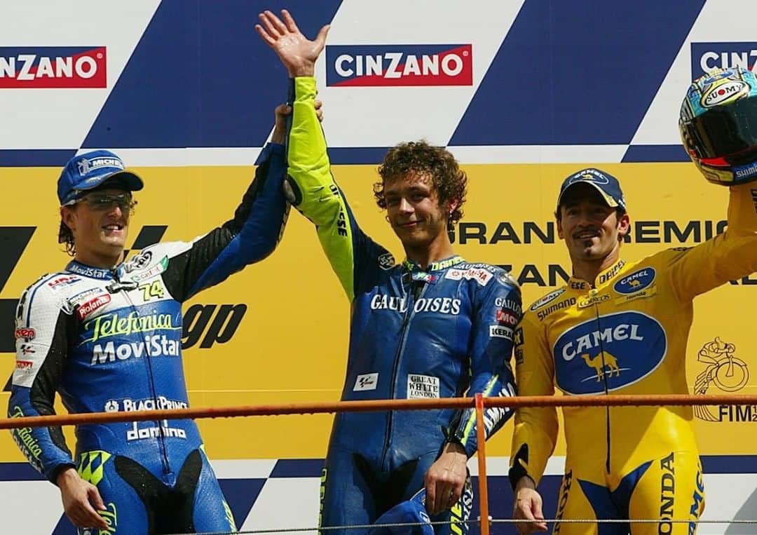 MotoGPさんのインスタグラム写真 - (MotoGPInstagram)「Did you know...the 2004 #ItalianGP was the shortest ever premier class race! 🏁 // After a red flag due to rain, @valeyellow46 won the six lap sprint ahead of @setegibernau_15 and @maxbiaggiofficial! 🥇🥈🥉 #MotoGPStats #MotoGP #VR46 #Motorsport #Motorcycle #Racing」5月29日 23時00分 - motogp